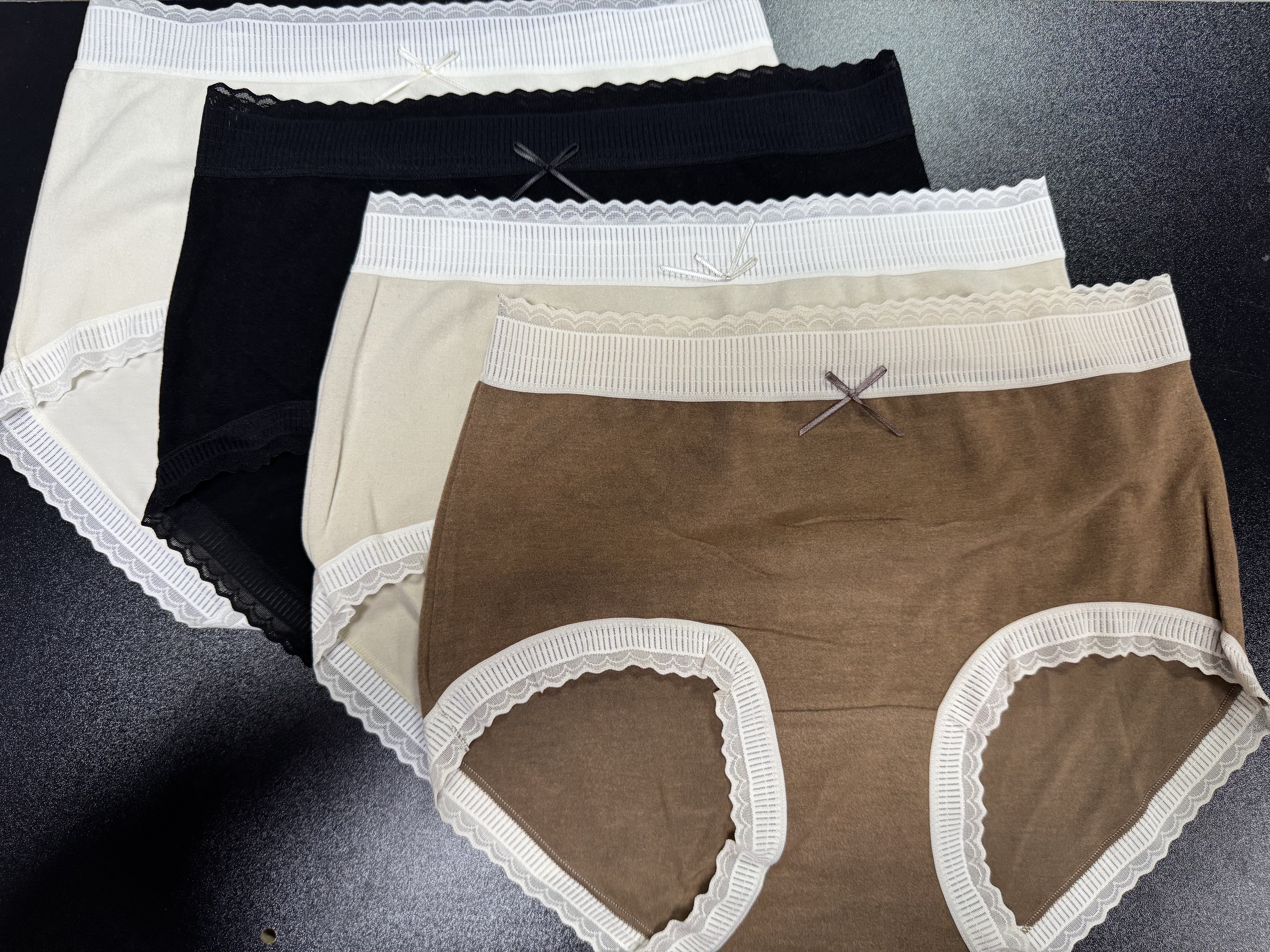 羊毛淨色內褲 一套四條（黑/啡/白/卡其） 滿$300包郵