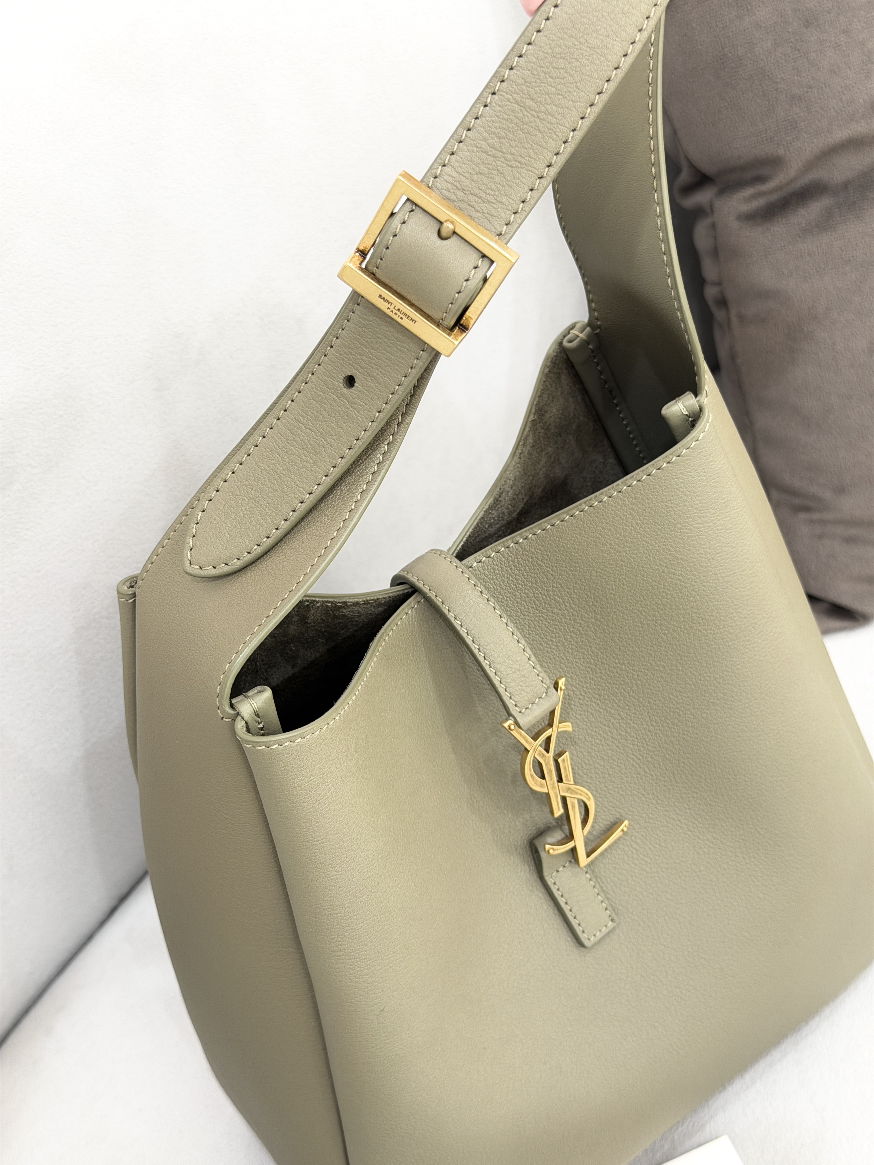 YSL LE 5 À 7 Supple Small Hobo