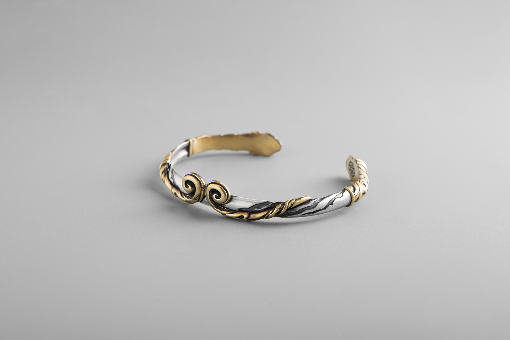 JK銀飾 925純銀《行者・悟空》開口手環商品照：灰背景下呈現銀黑做舊質感與金色雕飾，石裂紋與纏繞雲紋雕刻立體細節，混色金銀設計，可微調手圍。