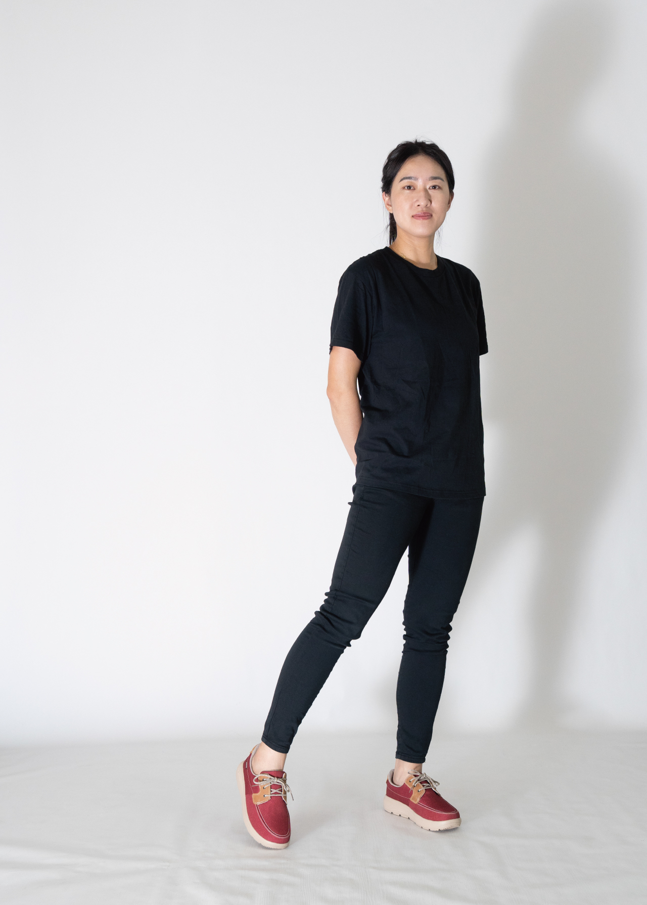 USTINI 我挺你健康鞋 水土服氣綁帶布鞋 山楂紅 實穿照3