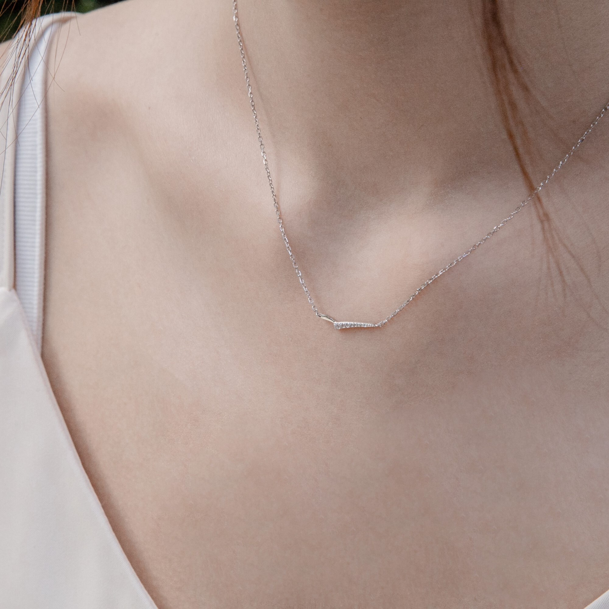 V型設計，精細鑲嵌鋯石的純銀項鍊，特色的設計也很適合修飾臉型與身材