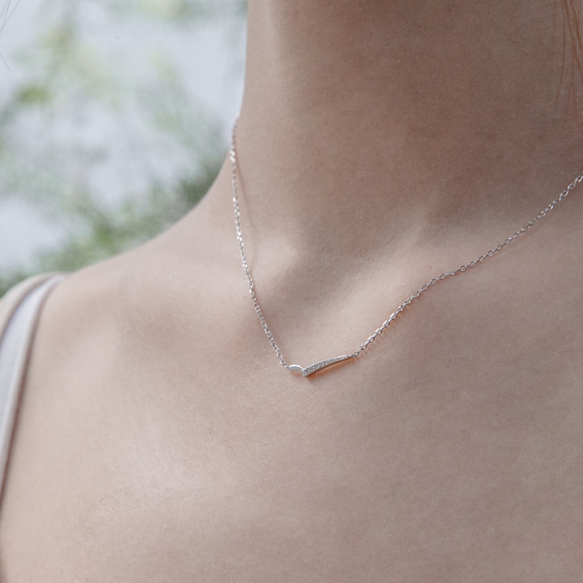 V型設計，精細鑲嵌鋯石的純銀項鍊，特色的設計也很適合修飾臉型與身材