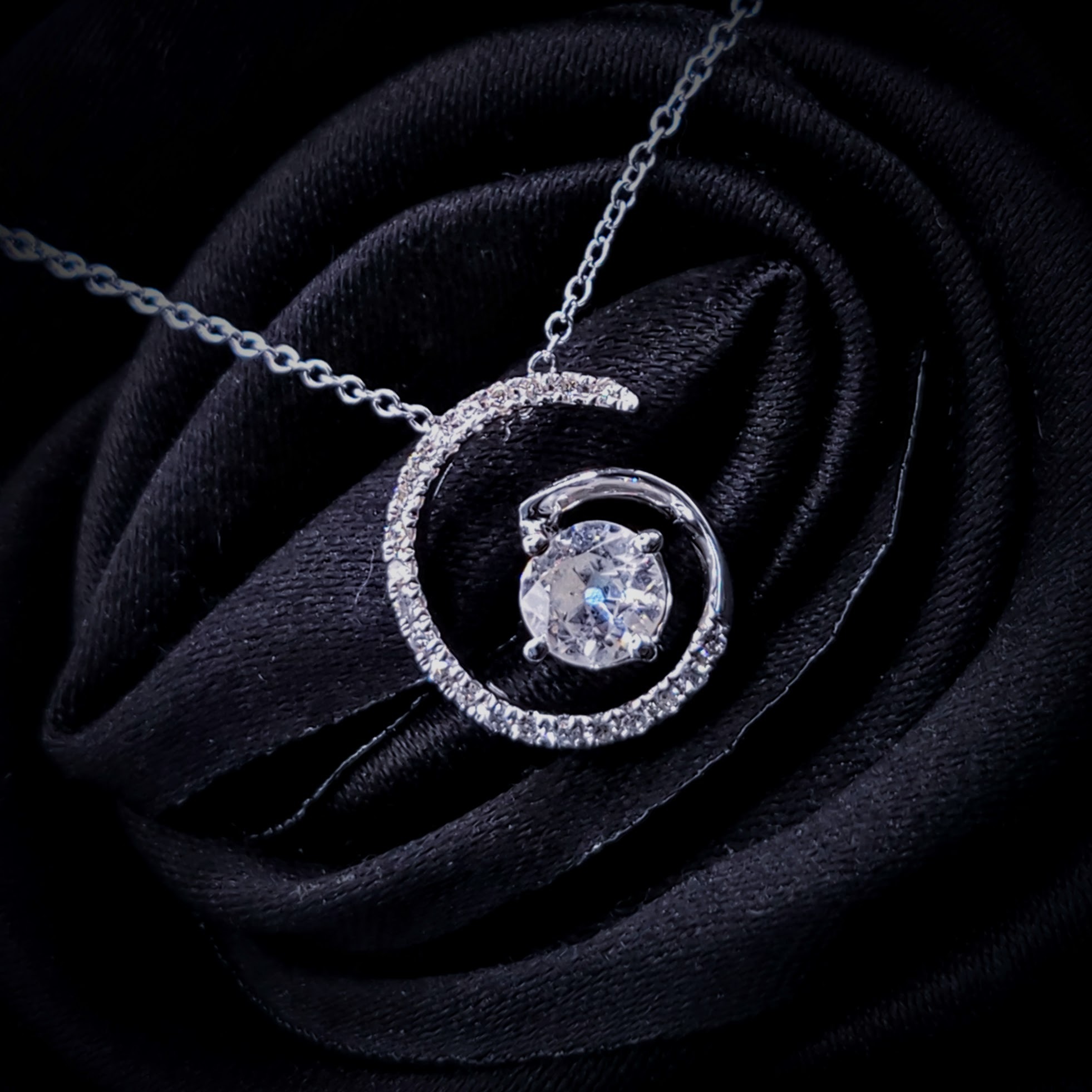 全新18K白金【單粒39份鑽石】配小鑽共48份鑽石吊墜