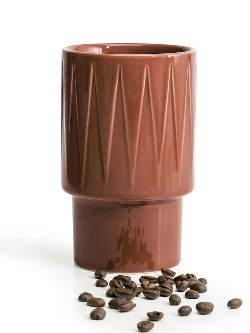 Sagaform-Coffee & More 拿鐵杯,磚紅色,倒三角浮雕經典圖騰設計