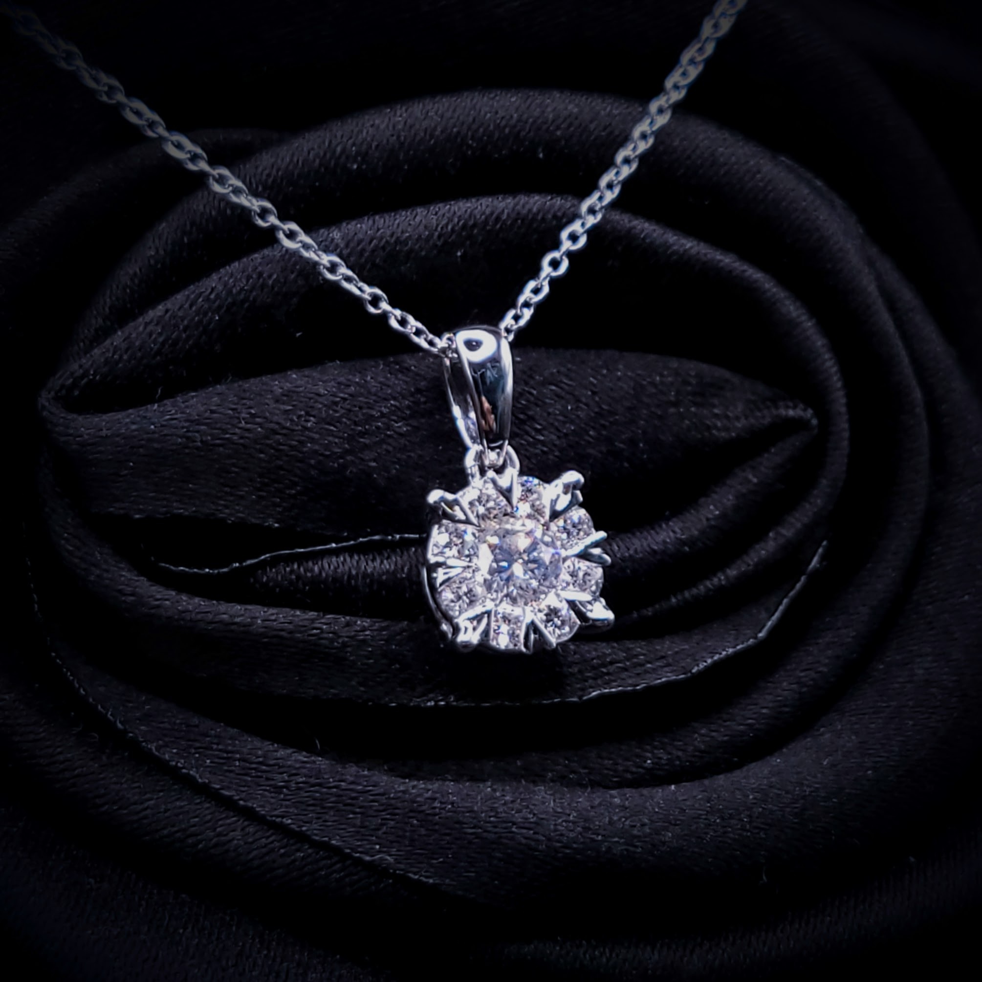 全新18K白金【單粒18份鑽石】配小鑽共36份鑽石吊墜