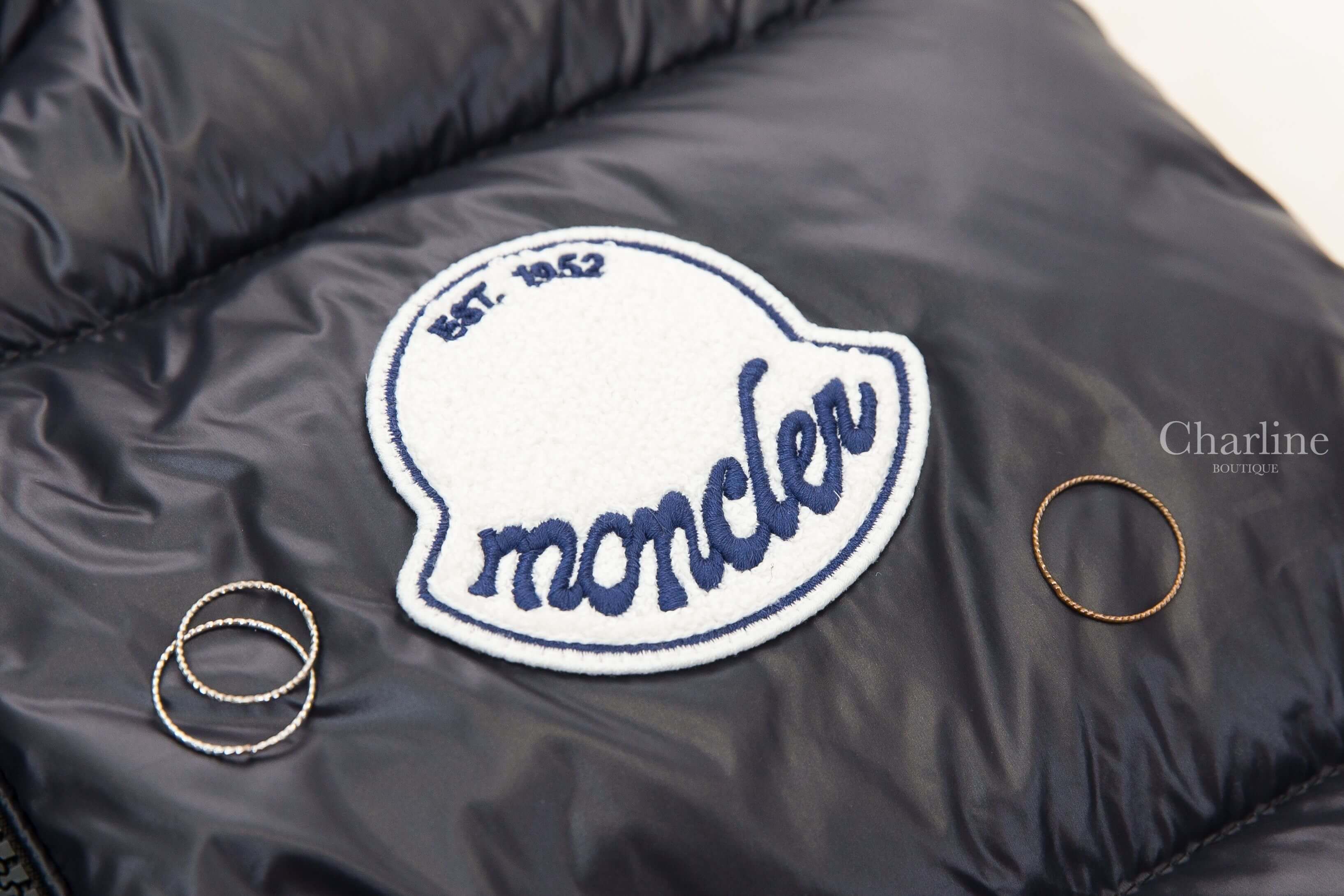 Moncler Lipsi Down Vest 黑色小立領橄欖綠內裡白底藍色字母刺繡貼布拉鍊亮面羽絨背心