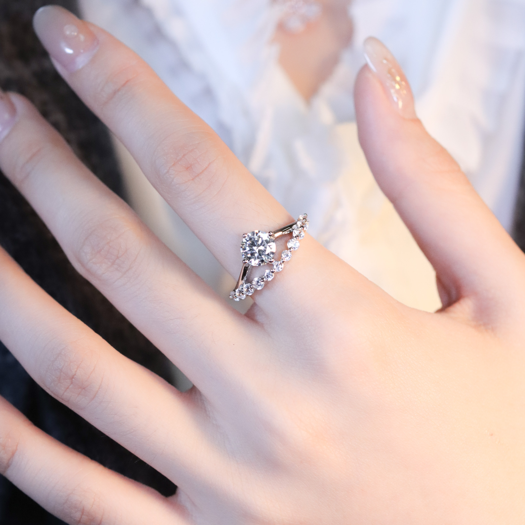 | 925純銀・厚鍍白金・莫桑石 | 鑽光女主角雙層戒指  | RI0985 |