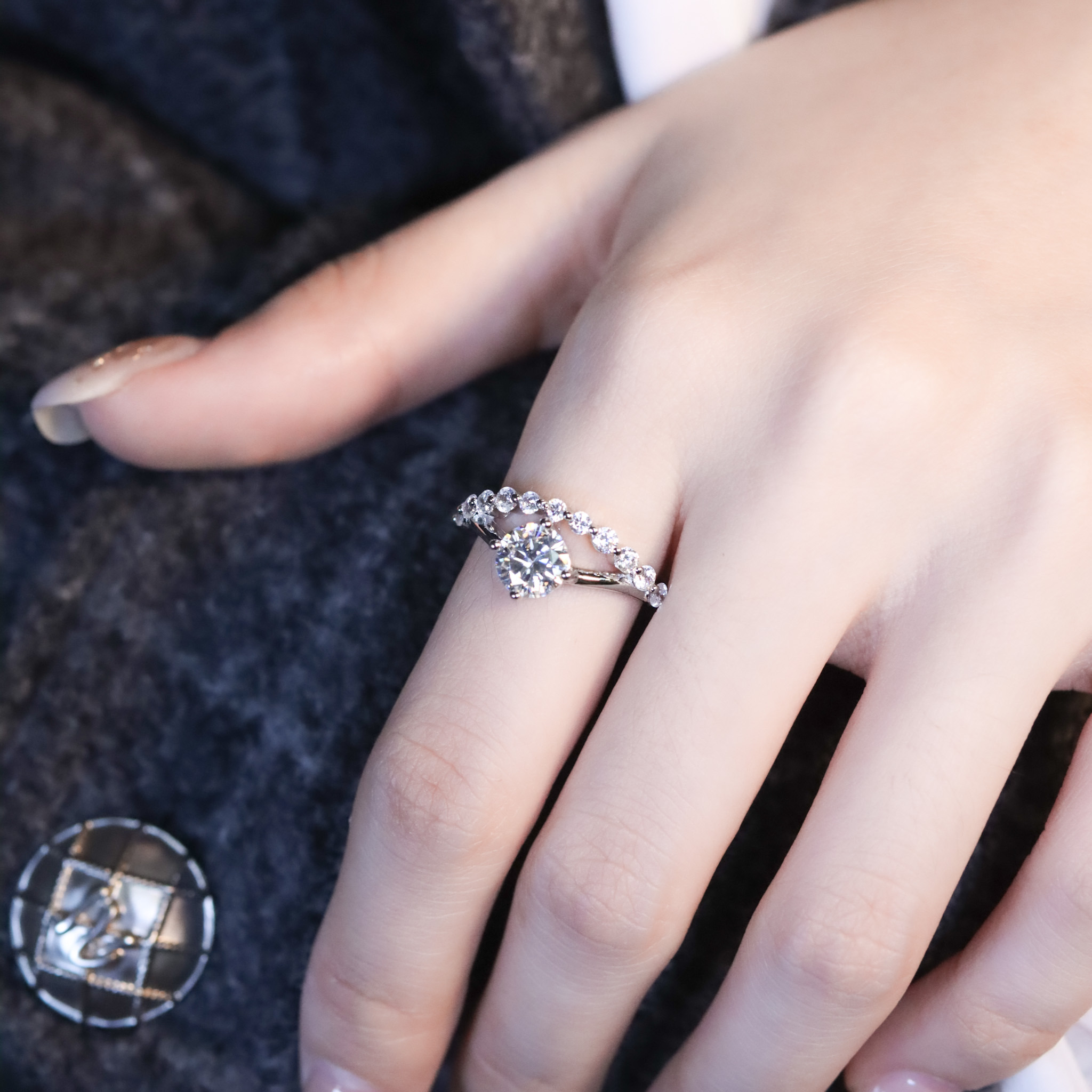 | 925純銀・厚鍍白金・莫桑石 | 鑽光女主角雙層戒指  | RI0985 |