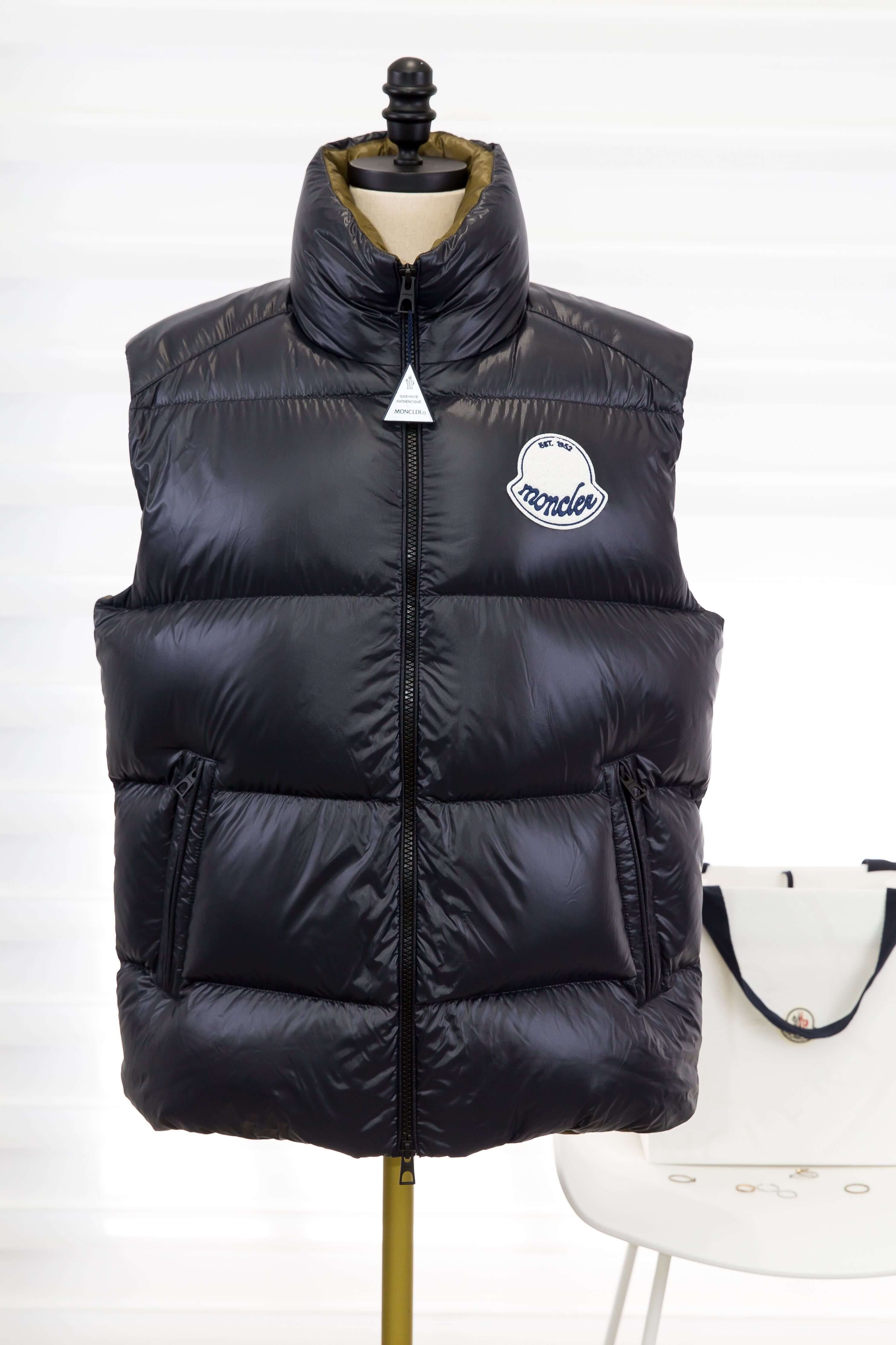 Moncler Lipsi Down Vest 黑色小立領橄欖綠內裡白底藍色字母刺繡貼布拉鍊亮面羽絨背心-Charline Boutique 精品代購