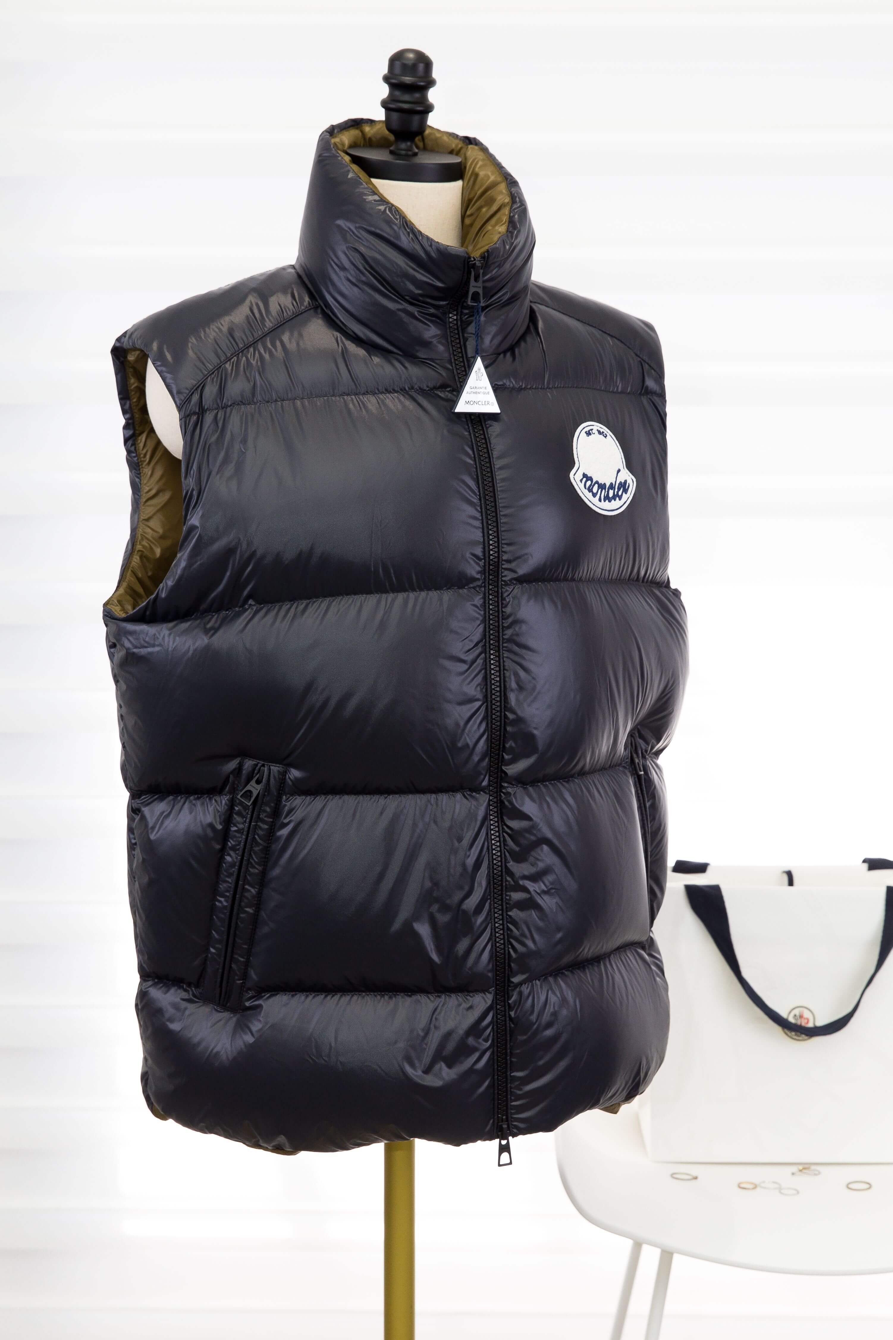Moncler Lipsi Down Vest 黑色小立領橄欖綠內裡白底藍色字母刺繡貼布拉鍊亮面羽絨背心-Charline Boutique 精品代購