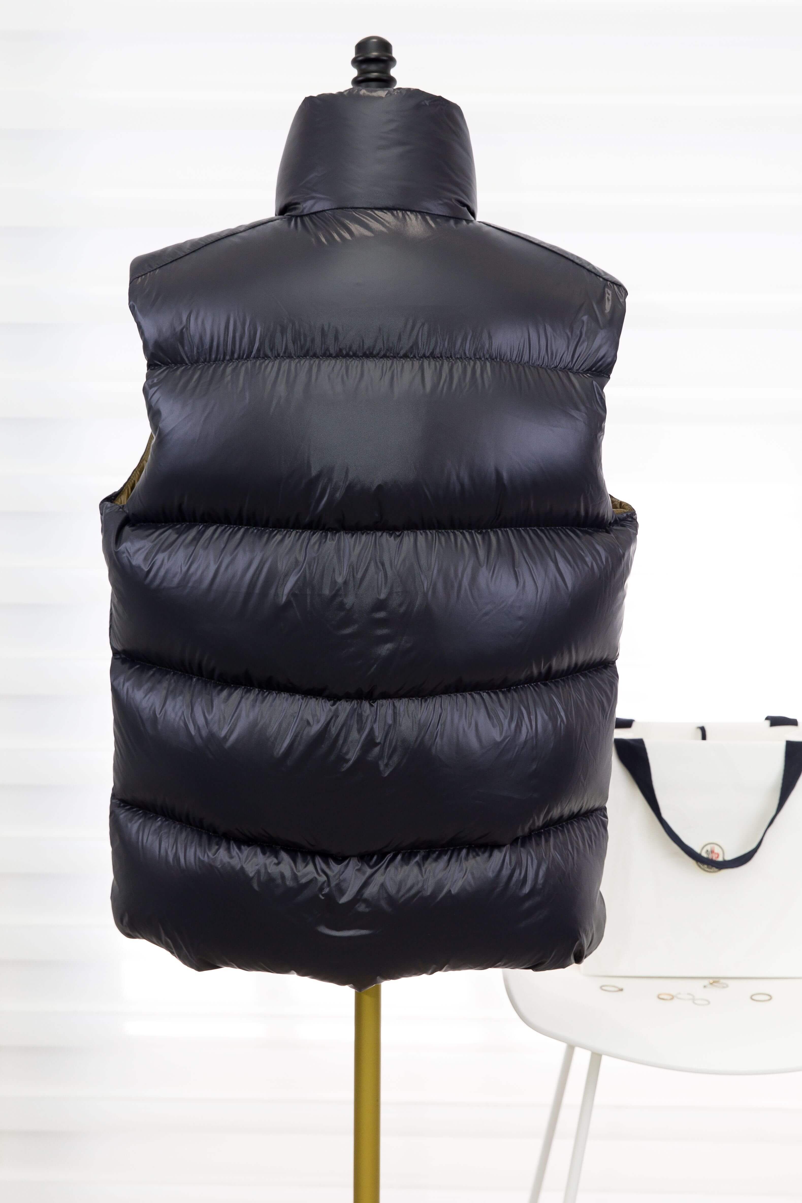 Moncler Lipsi Down Vest 黑色小立領橄欖綠內裡白底藍色字母刺繡貼布拉鍊亮面羽絨背心-Charline Boutique 精品代購