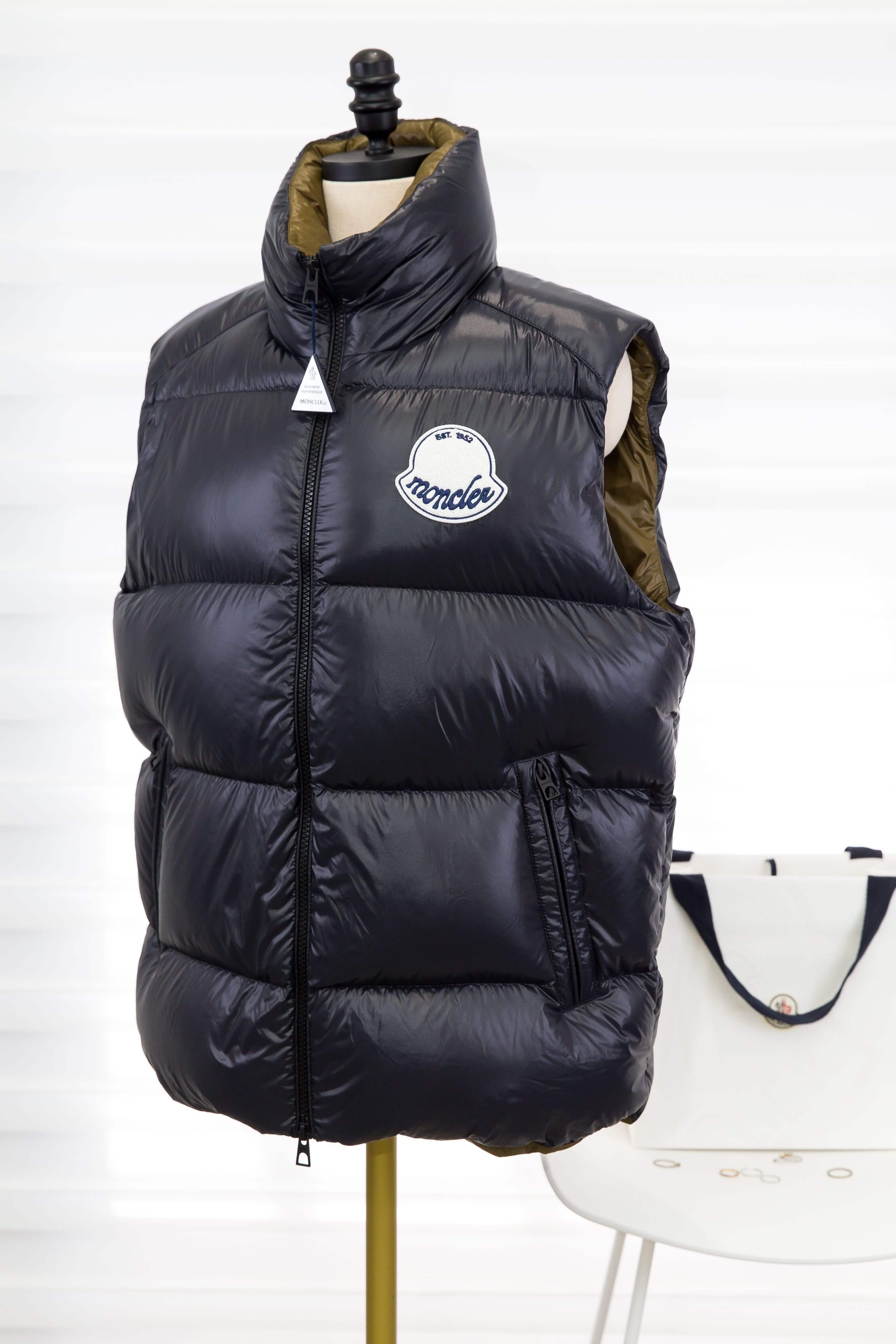 Moncler Lipsi Down Vest 黑色小立領橄欖綠內裡白底藍色字母刺繡貼布拉鍊亮面羽絨背心-Charline Boutique 精品代購