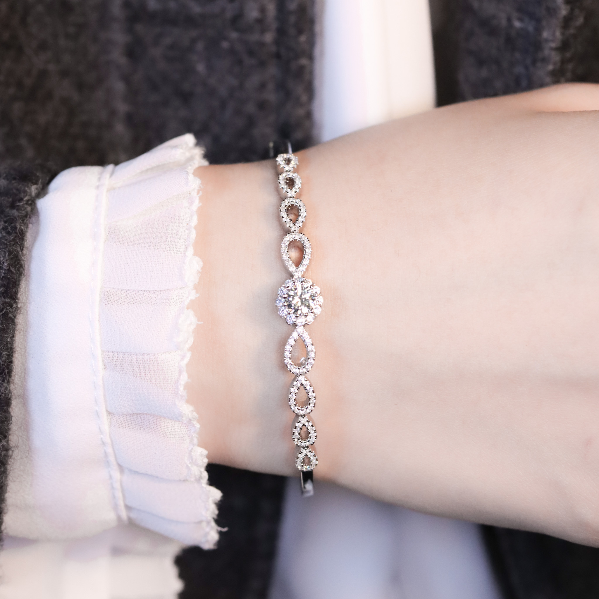 | 925純銀・ 厚鍍白金 ・莫桑石 | 鑽光無止境幸福手鐲 | BR1428 |