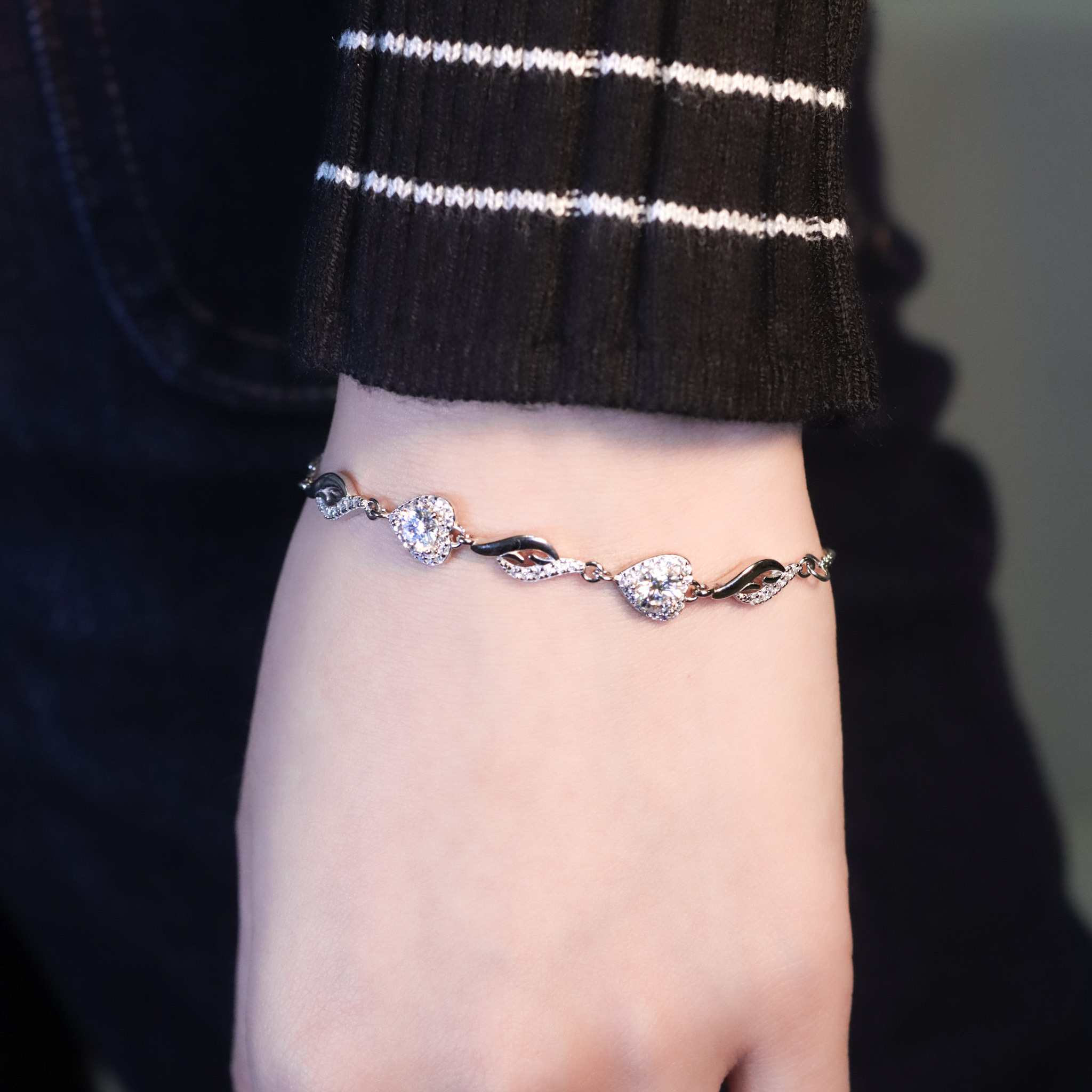 | 925純銀・ 厚鍍白金 ・莫桑石 | 鑽光奔赴愛意手鏈 | BR1427 |