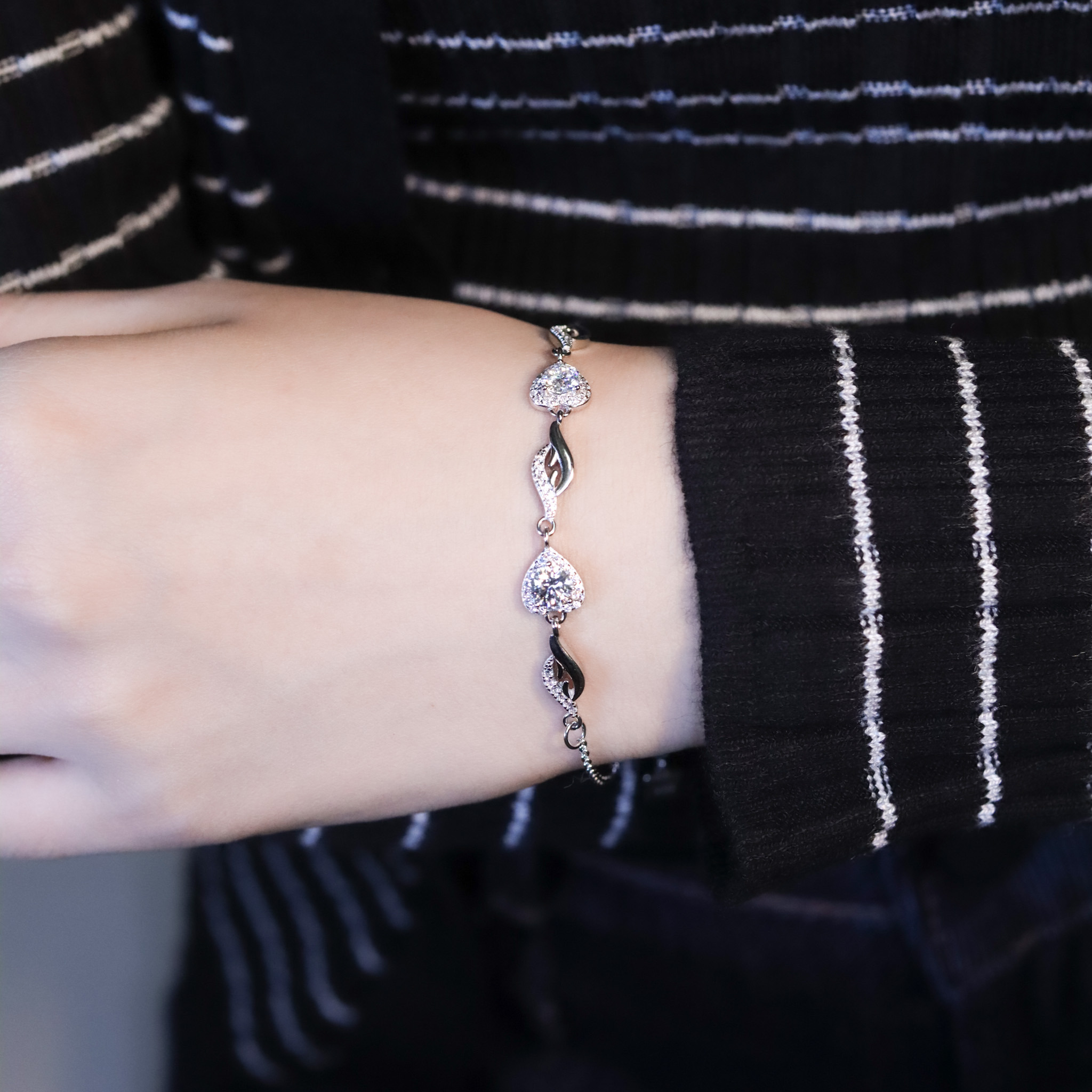 | 925純銀・ 厚鍍白金 ・莫桑石 | 鑽光奔赴愛意手鏈 | BR1427 |