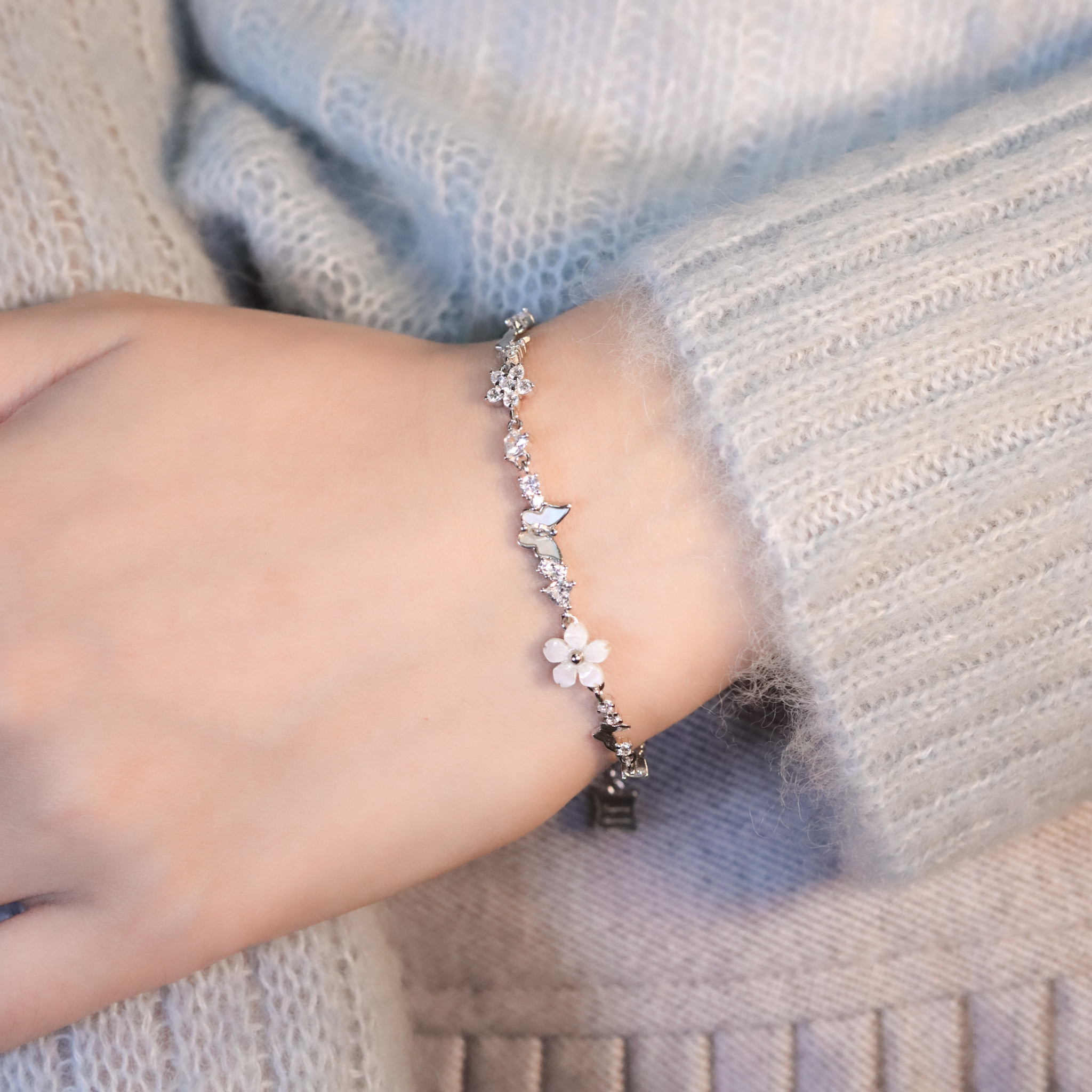 | 925純銀・厚鍍白金 | 純白蝶趣手鏈 | BR1425 |