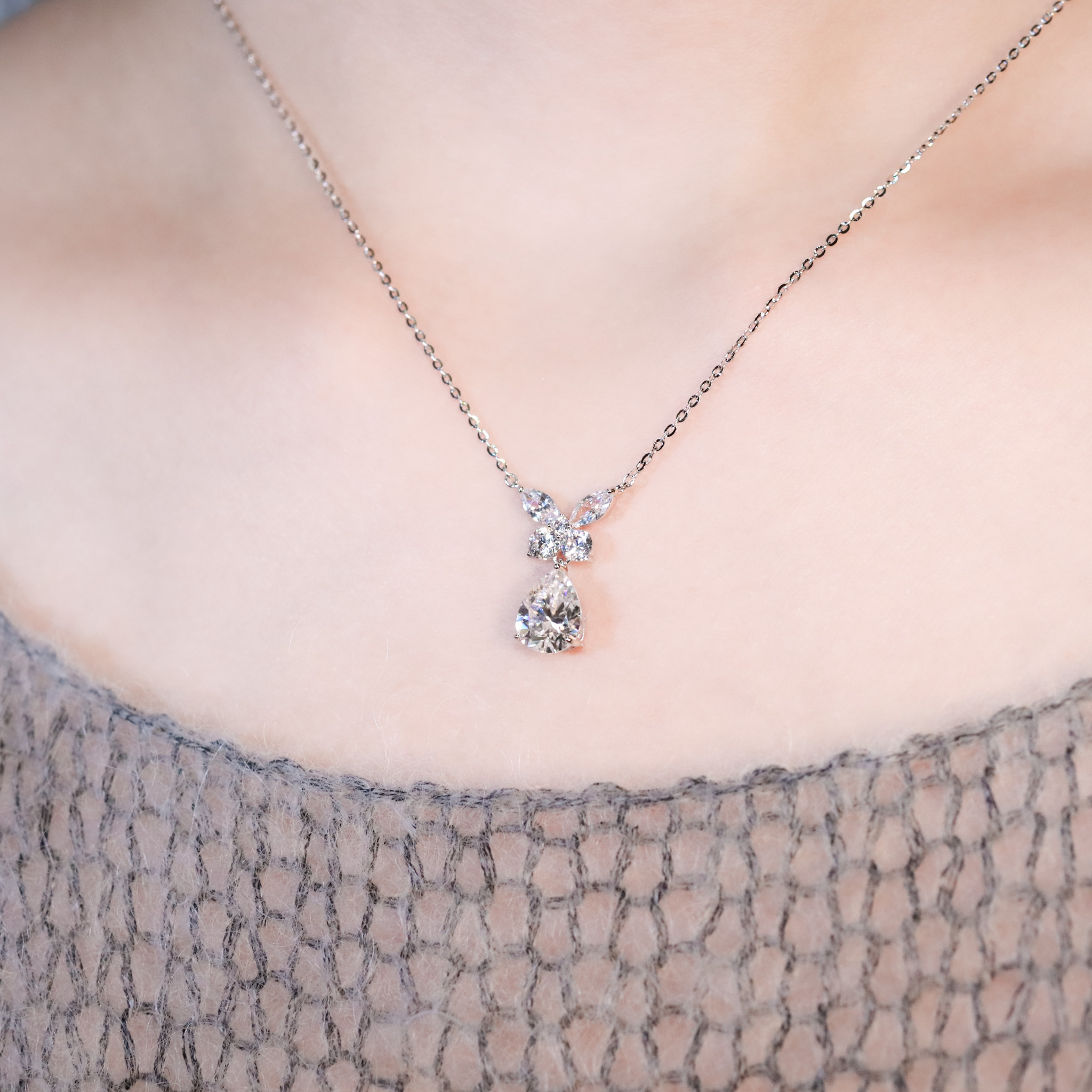 | 925純銀・厚鍍白金・莫桑石 | 鑽光蝴蝶說項鍊 | NE1519 |