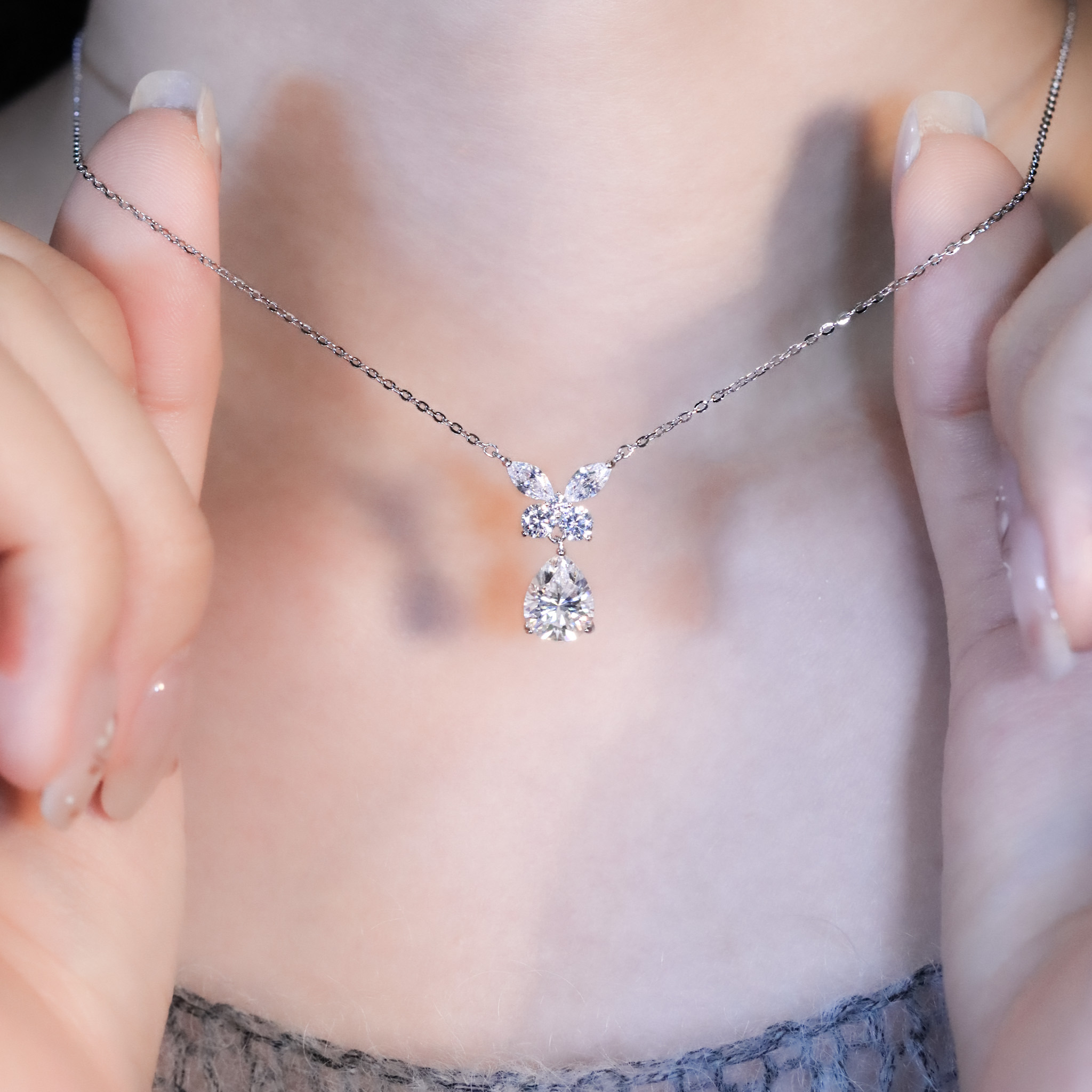 | 925純銀・厚鍍白金・莫桑石 | 鑽光蝴蝶說項鍊 | NE1519 |