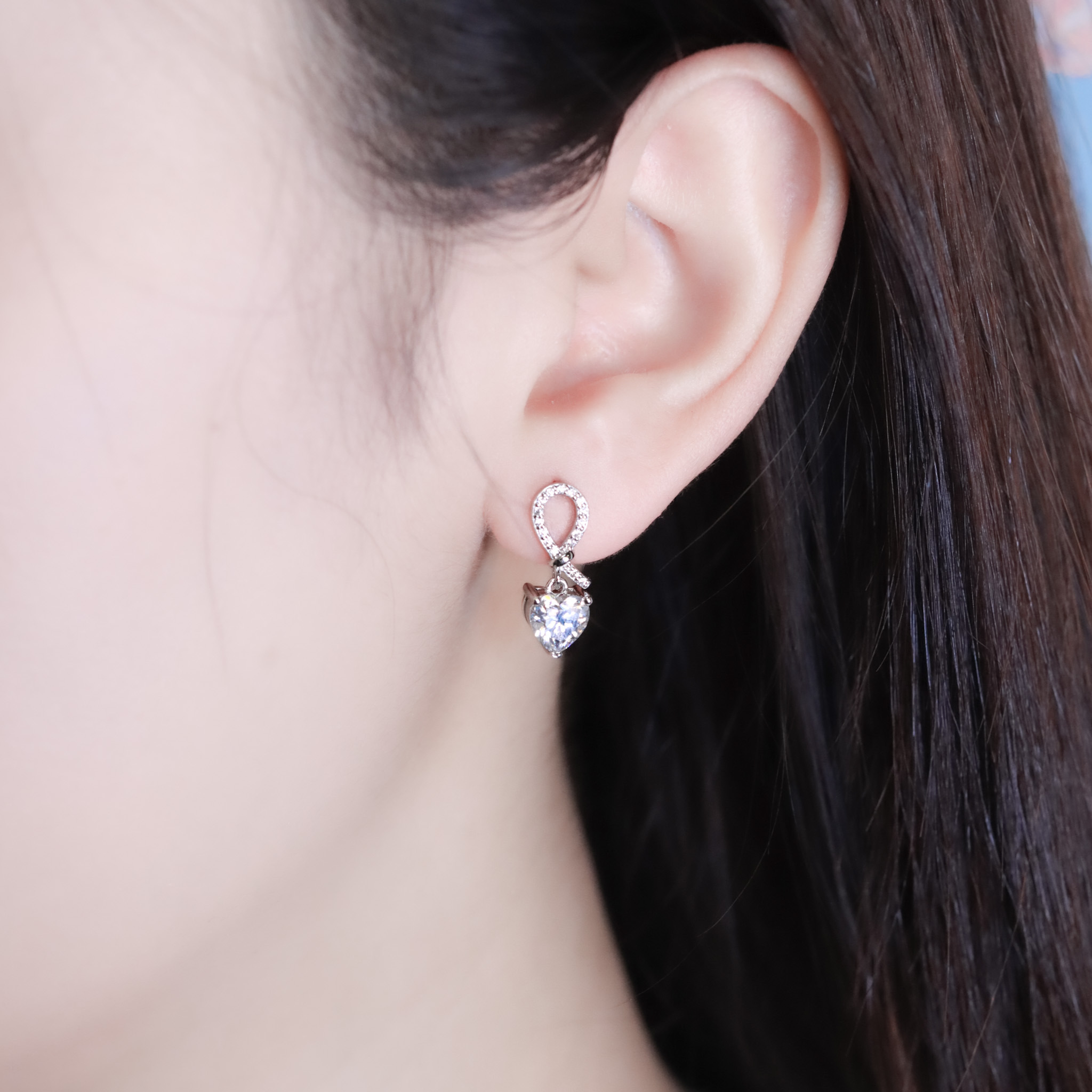 | 925純銀・厚鍍白金・莫桑石 | 鑽光愛意永結耳環 | EA1078 |