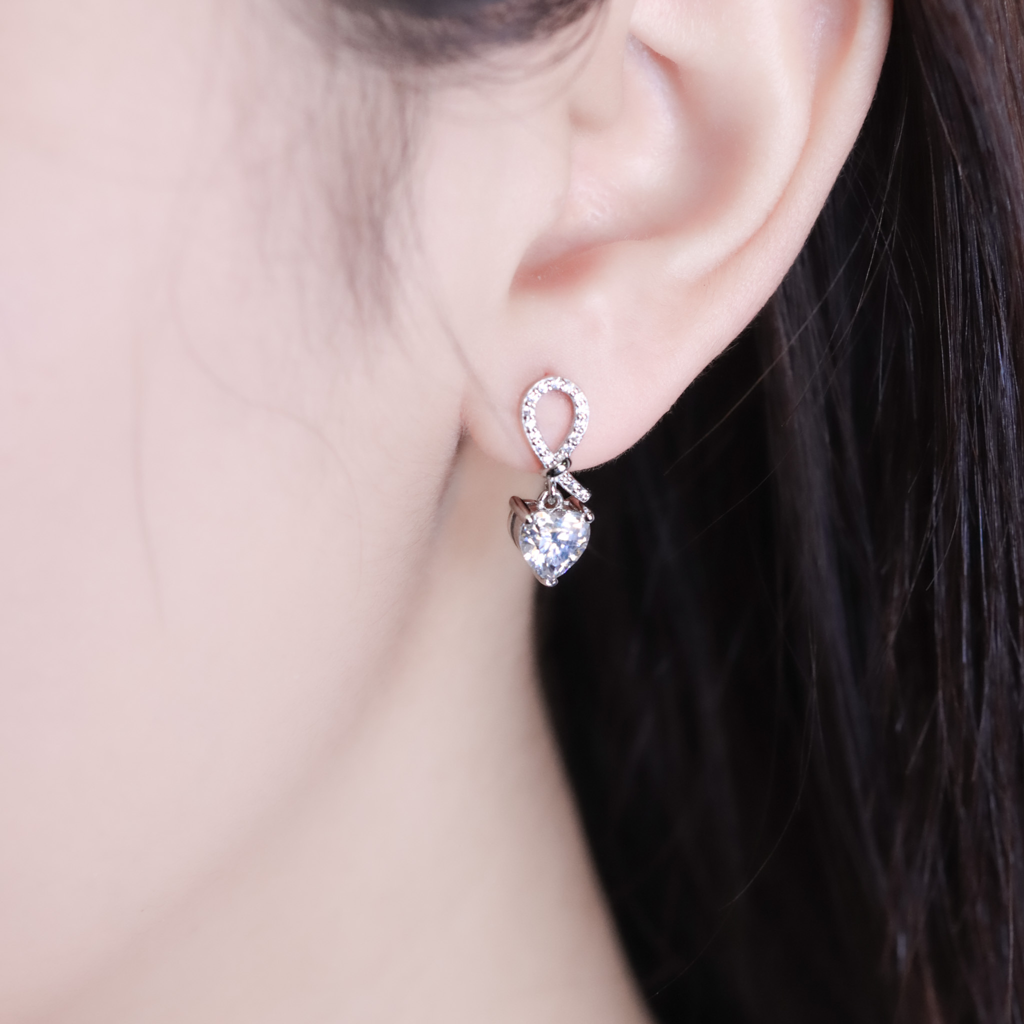 | 925純銀・厚鍍白金・莫桑石 | 鑽光愛意永結耳環 | EA1078 |