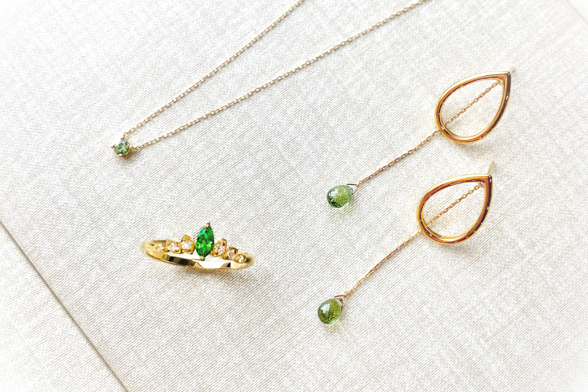 許多剛開始創業的輕珠寶品牌會從網路或參加市集擺攤開始, 若能提供合法的商業登記證明,在各種線上線下通路申請時會更為順暢快速