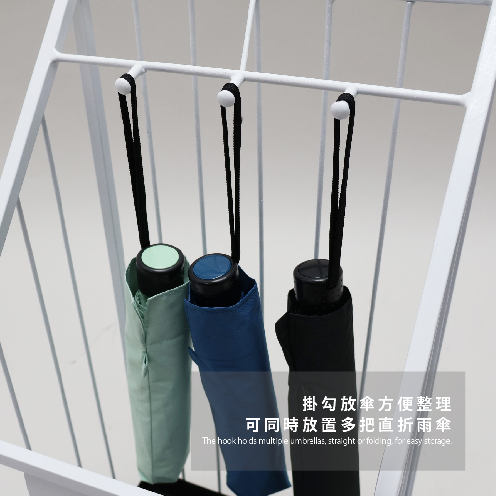 掛勾放傘,可同時放置多把直折雨傘,方便整理。The hook holds multiple umbrellas, straight or folding, for easy storage.