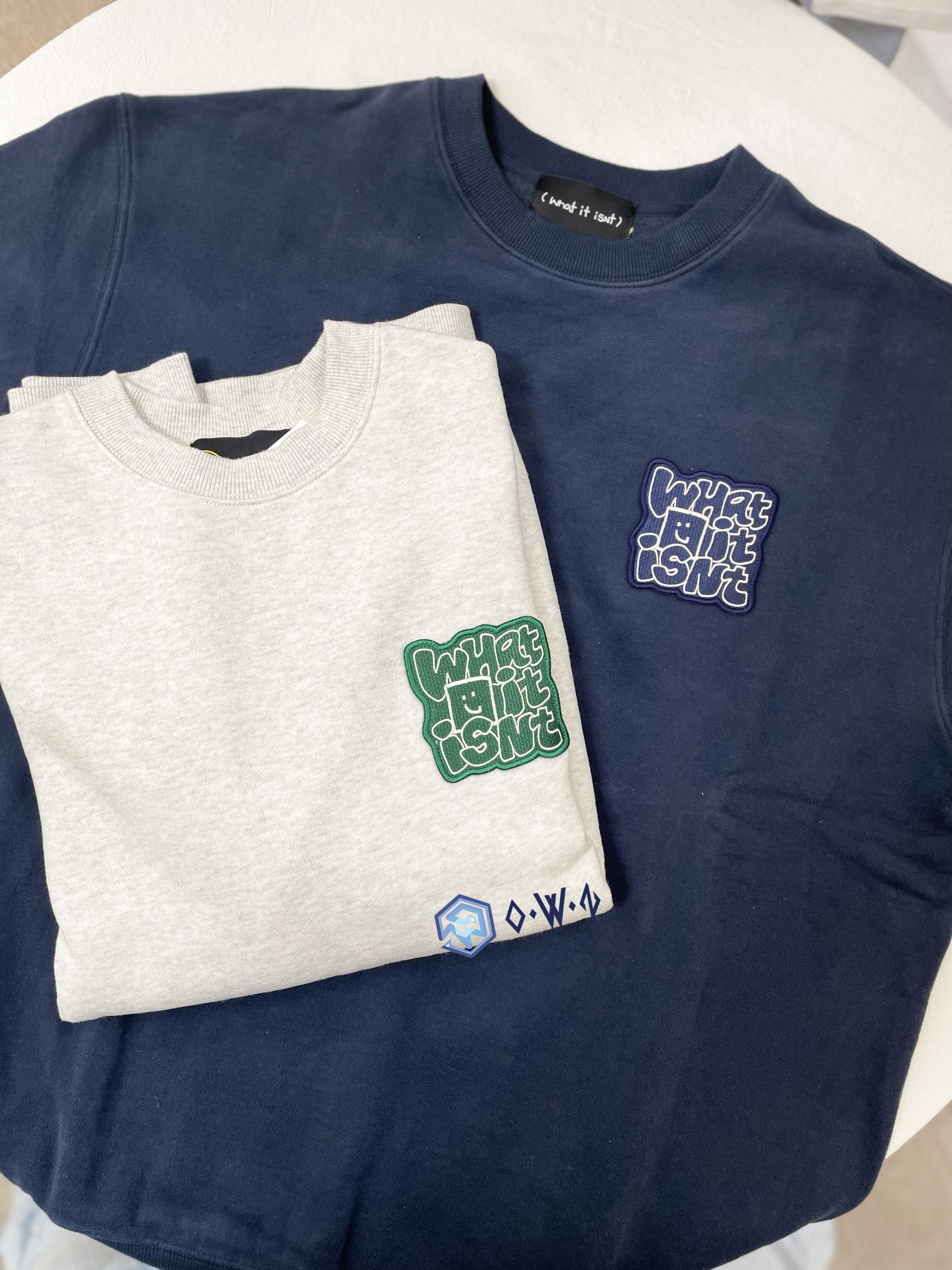 【OWN】What it isn't 衛衣 長袖 素面 刺繡 刷毛 韓國小飛人 厚磅 秋冬新品 不分男女 深藍 燕麥