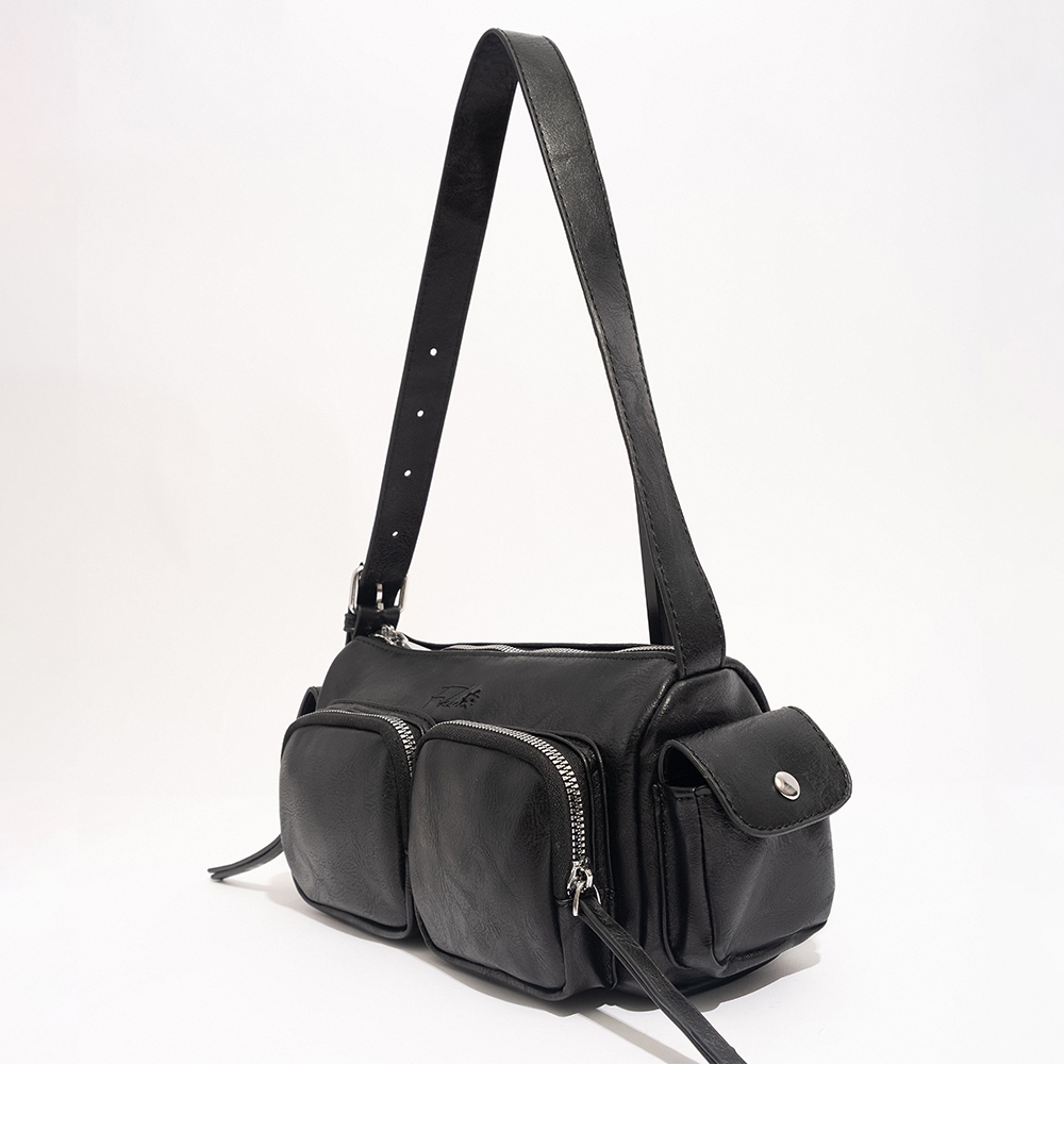 ChooShop官方購物網站提供FIKKA-曲奇餅乾.立體雙口袋肩背包-黑色,立體雙口袋設計兼具造型感與實用性,內裡貼心小格層讓分類收納更有條理,兩側立體側口袋可輕鬆收納隨手小物;搭配可調式肩背帶,可自由調整長度,背負舒適又便利。