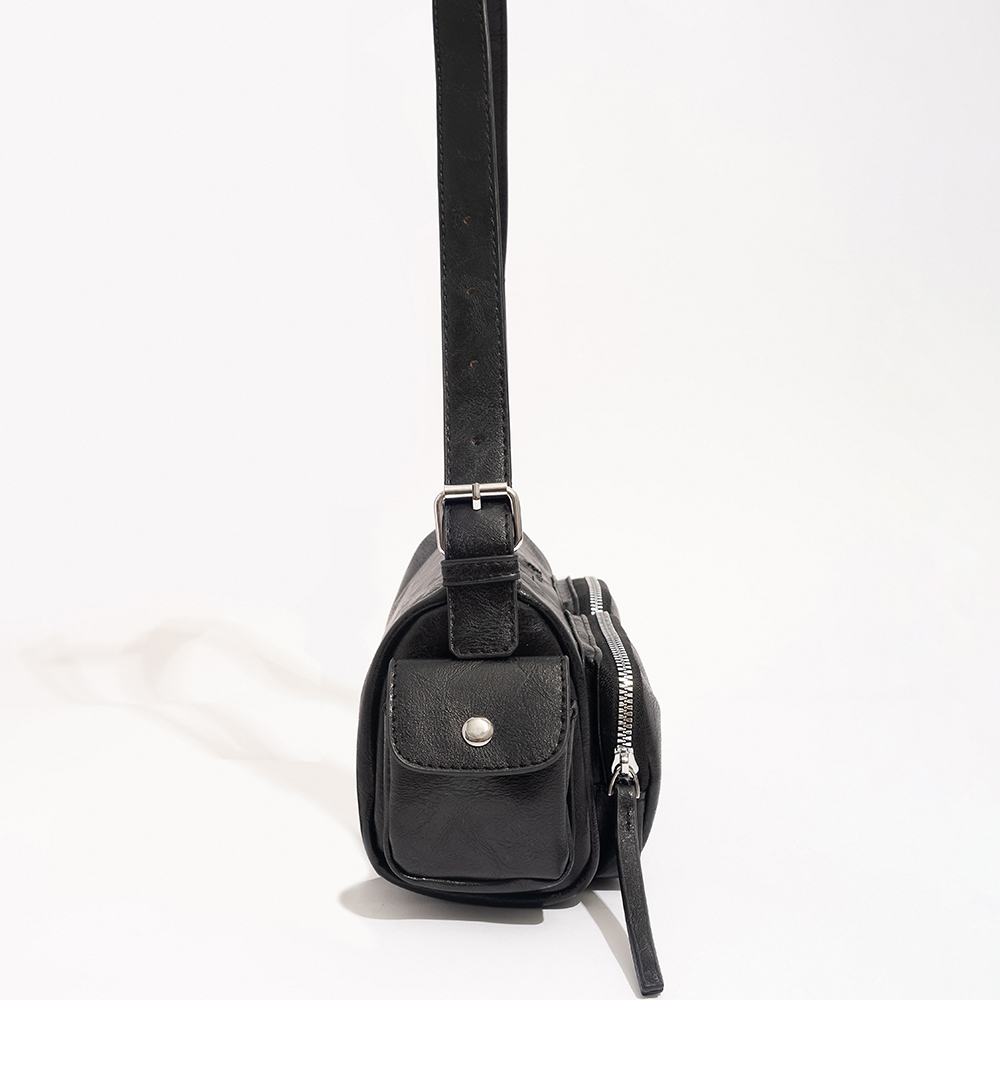 ChooShop官方購物網站提供FIKKA-曲奇餅乾.立體雙口袋肩背包-黑色,立體雙口袋設計兼具造型感與實用性,內裡貼心小格層讓分類收納更有條理,兩側立體側口袋可輕鬆收納隨手小物;搭配可調式肩背帶,可自由調整長度,背負舒適又便利。