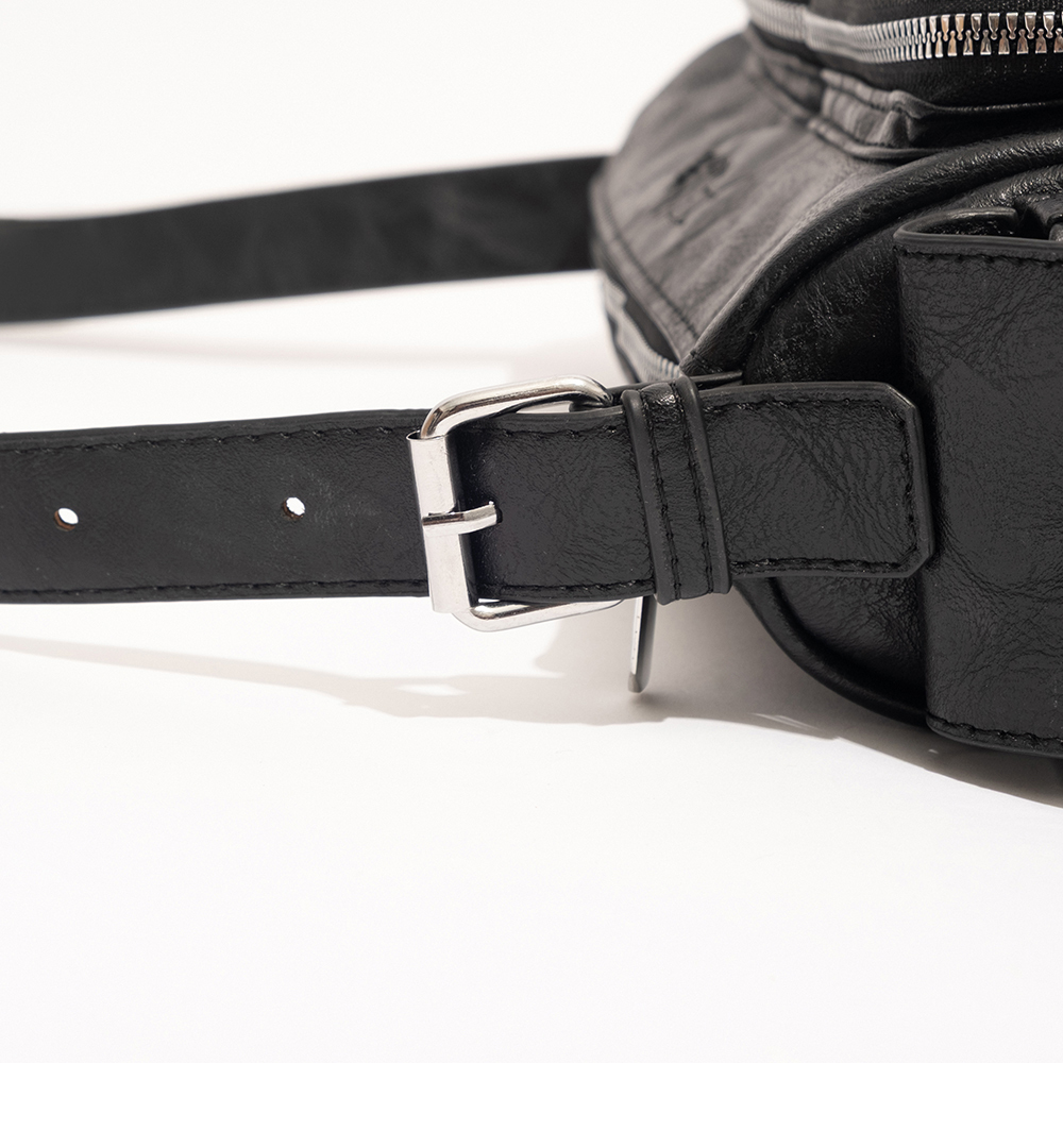 ChooShop官方購物網站提供FIKKA-曲奇餅乾.立體雙口袋肩背包-黑色,立體雙口袋設計兼具造型感與實用性,內裡貼心小格層讓分類收納更有條理,兩側立體側口袋可輕鬆收納隨手小物;搭配可調式肩背帶,可自由調整長度,背負舒適又便利。