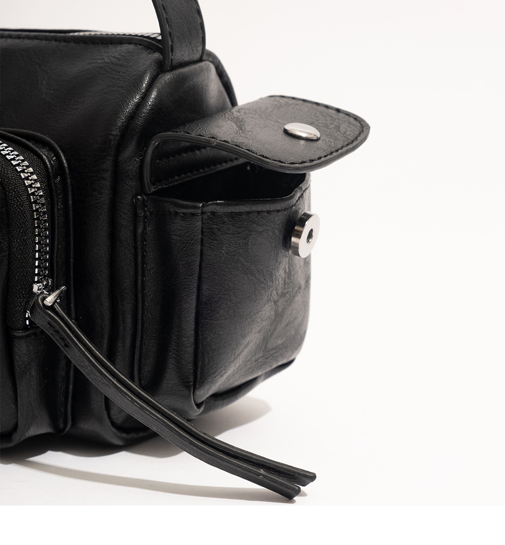 ChooShop官方購物網站提供FIKKA-曲奇餅乾.立體雙口袋肩背包-黑色,立體雙口袋設計兼具造型感與實用性,內裡貼心小格層讓分類收納更有條理,兩側立體側口袋可輕鬆收納隨手小物;搭配可調式肩背帶,可自由調整長度,背負舒適又便利。