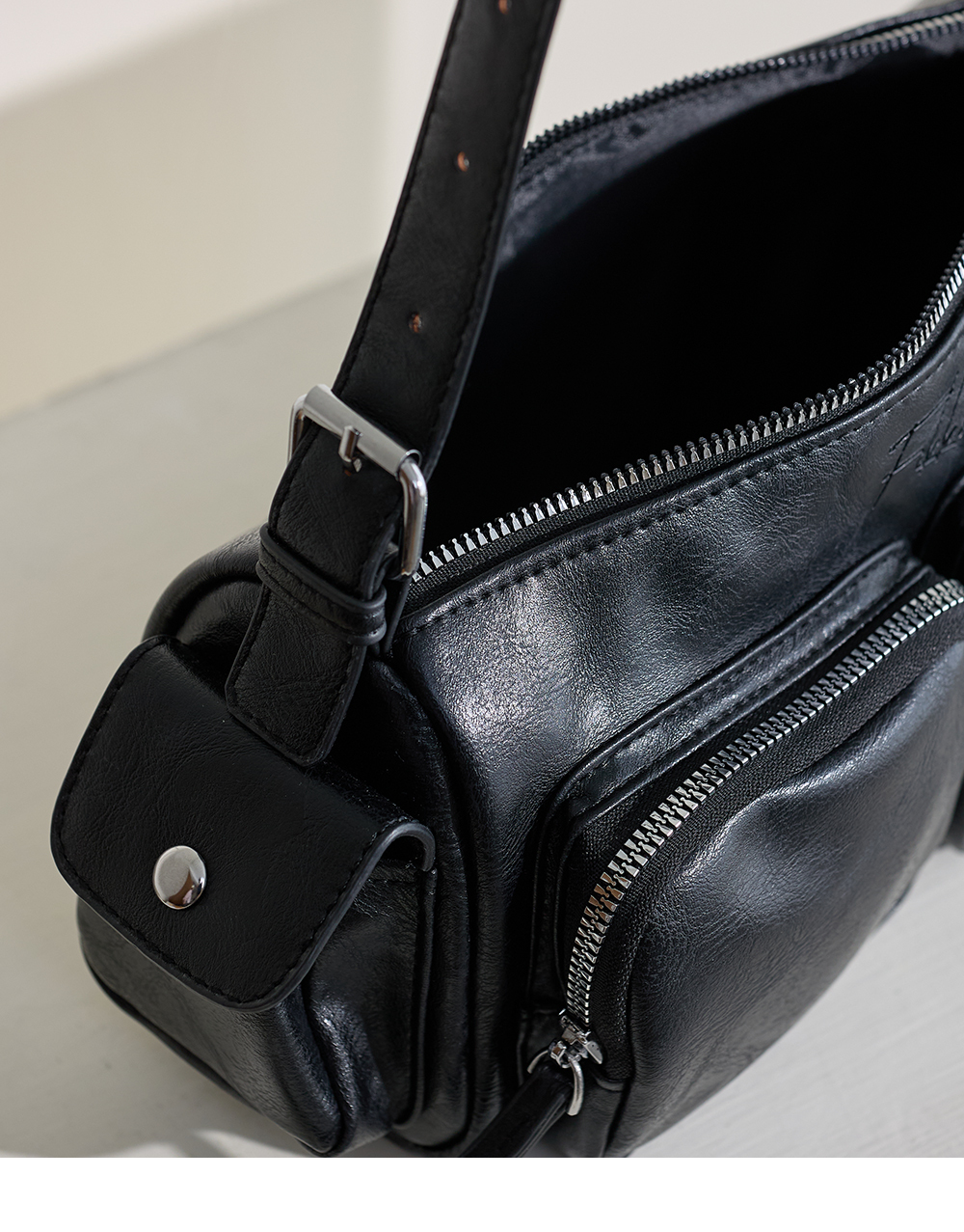 ChooShop官方購物網站提供FIKKA-曲奇餅乾.立體雙口袋肩背包-黑色,立體雙口袋設計兼具造型感與實用性,內裡貼心小格層讓分類收納更有條理,兩側立體側口袋可輕鬆收納隨手小物;搭配可調式肩背帶,可自由調整長度,背負舒適又便利。