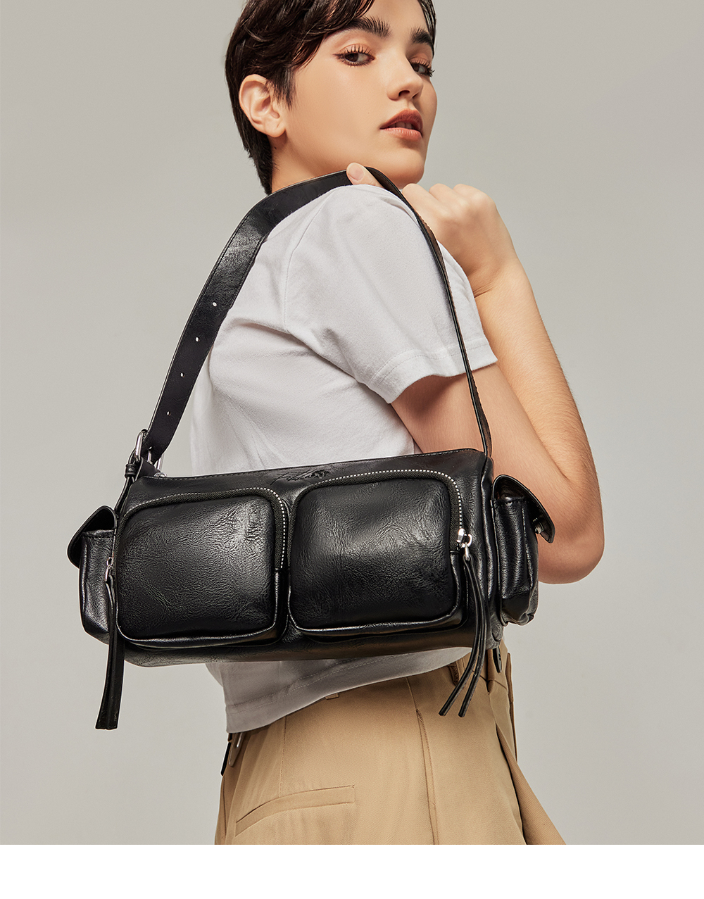 ChooShop官方購物網站提供FIKKA-曲奇餅乾.立體雙口袋肩背包-黑色,立體雙口袋設計兼具造型感與實用性,內裡貼心小格層讓分類收納更有條理,兩側立體側口袋可輕鬆收納隨手小物;搭配可調式肩背帶,可自由調整長度,背負舒適又便利。