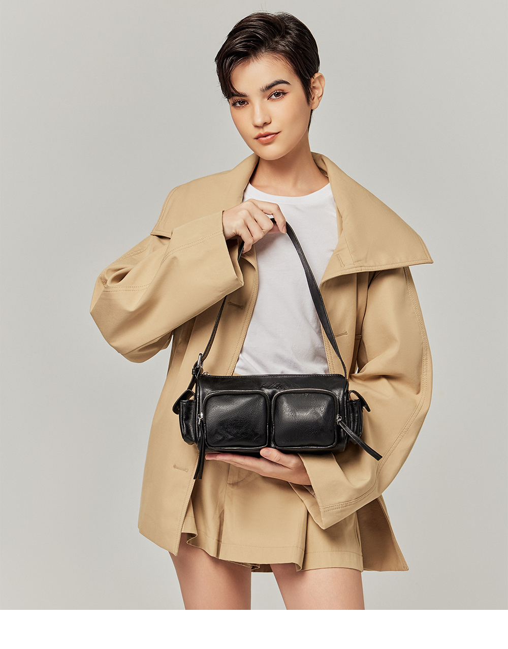 ChooShop官方購物網站提供FIKKA-曲奇餅乾.立體雙口袋肩背包-黑色,立體雙口袋設計兼具造型感與實用性,內裡貼心小格層讓分類收納更有條理,兩側立體側口袋可輕鬆收納隨手小物;搭配可調式肩背帶,可自由調整長度,背負舒適又便利。