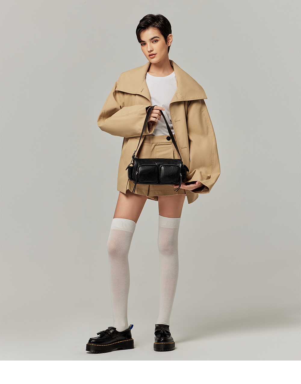 ChooShop官方購物網站提供FIKKA-曲奇餅乾.立體雙口袋肩背包-黑色,立體雙口袋設計兼具造型感與實用性,內裡貼心小格層讓分類收納更有條理,兩側立體側口袋可輕鬆收納隨手小物;搭配可調式肩背帶,可自由調整長度,背負舒適又便利。