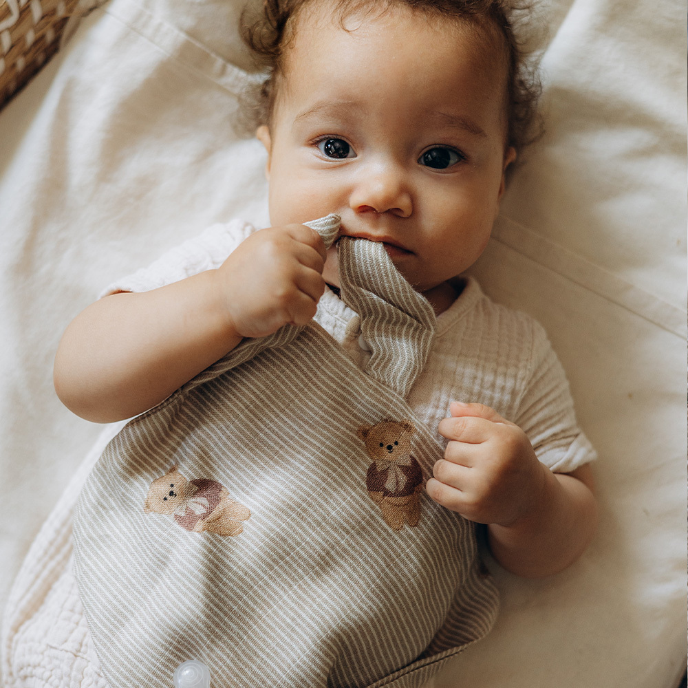 【原售價$799】La Millou波蘭 100%竹纖銀離子紗布巾玩偶奶嘴帶｜學院熊寶寶