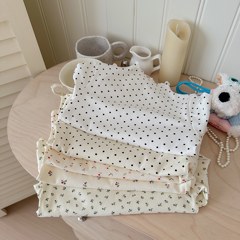 木耳邊半高領上衣