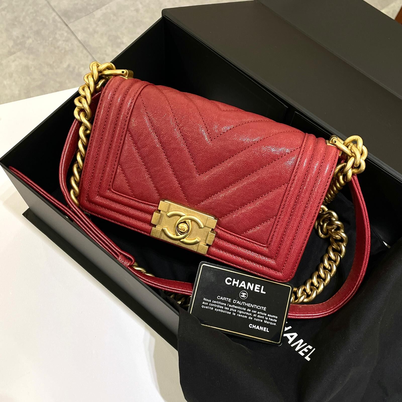 99%NEW二手BOY CHANEL 20 酒紅色V紋荔枝皮金扣 #兩年免費保養 #香榭站正品