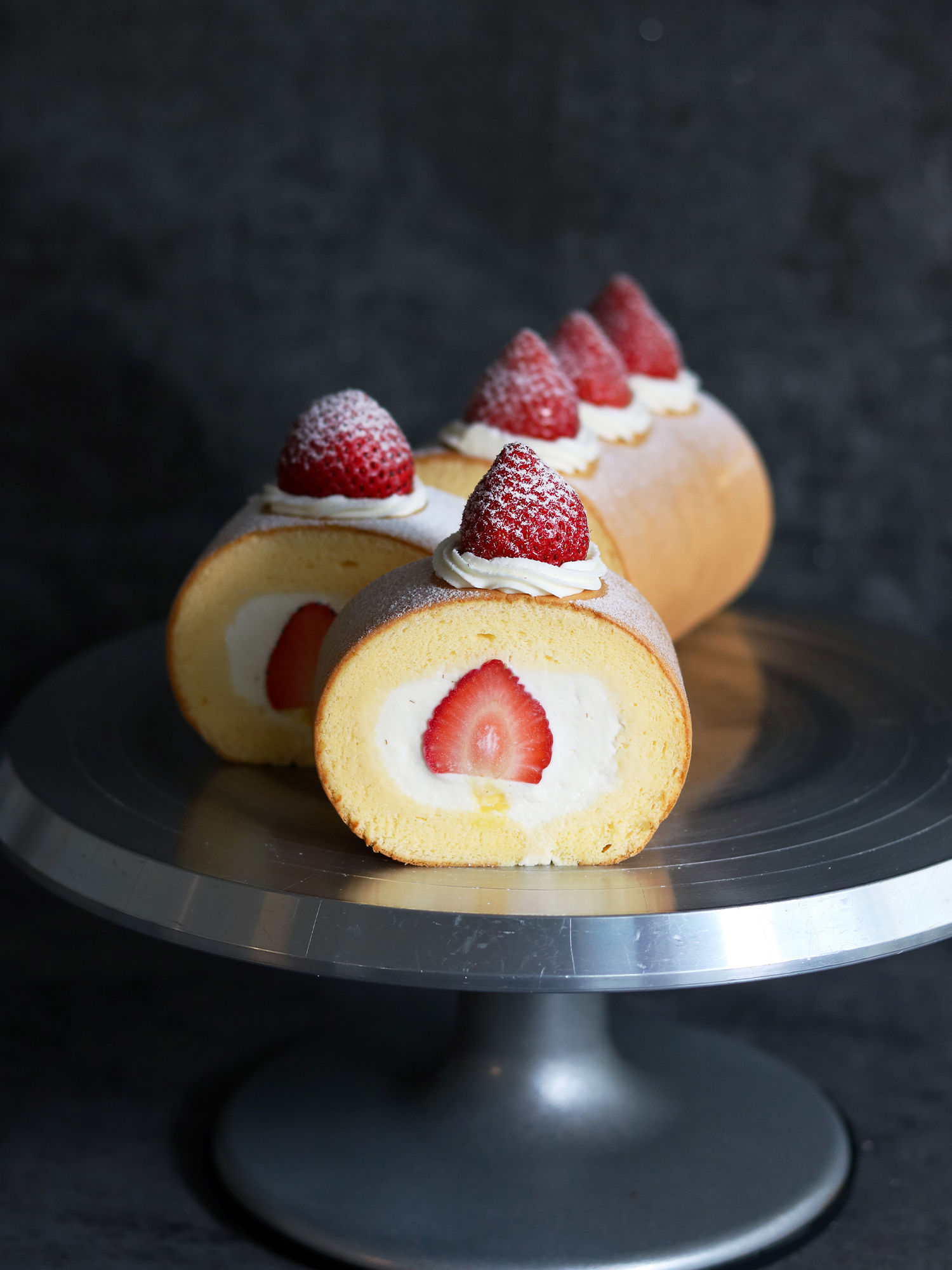 草莓卡士達生乳捲