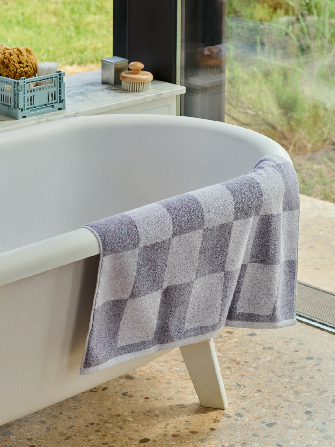 HAY Check Towel 紫色浴巾搭配白色浴缸,增添現代感