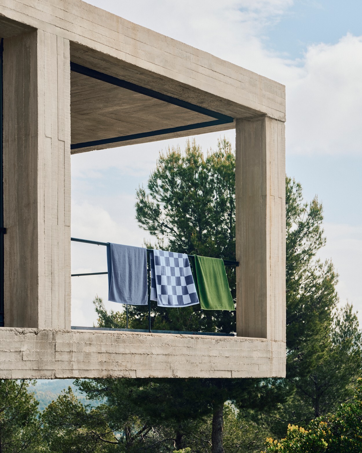 HAY Check Towel 藏藍色浴巾在陽光下展現柔軟紋理