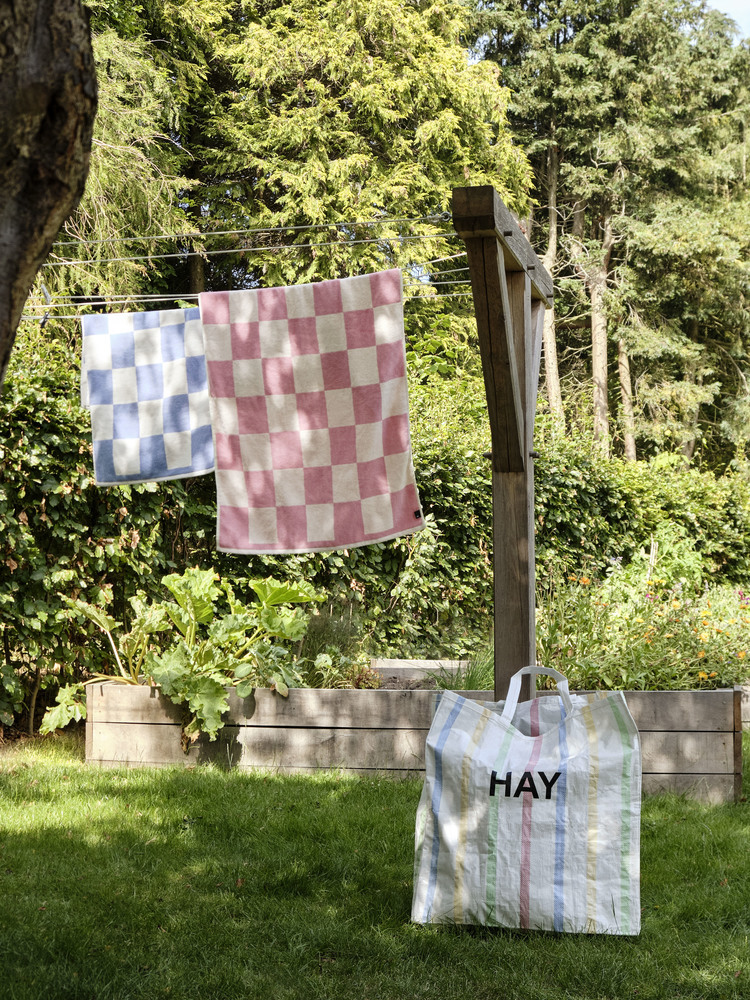 HAY Check Towel 粉紅色浴巾與其他尺寸毛巾堆疊,展示完整系列