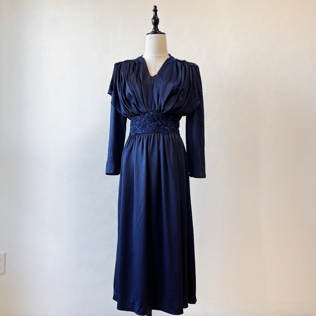 寶藍色貴氣串珠花卉連身裙