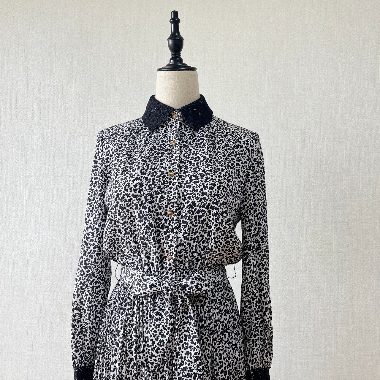 黑白刺繡領子花花連身裙