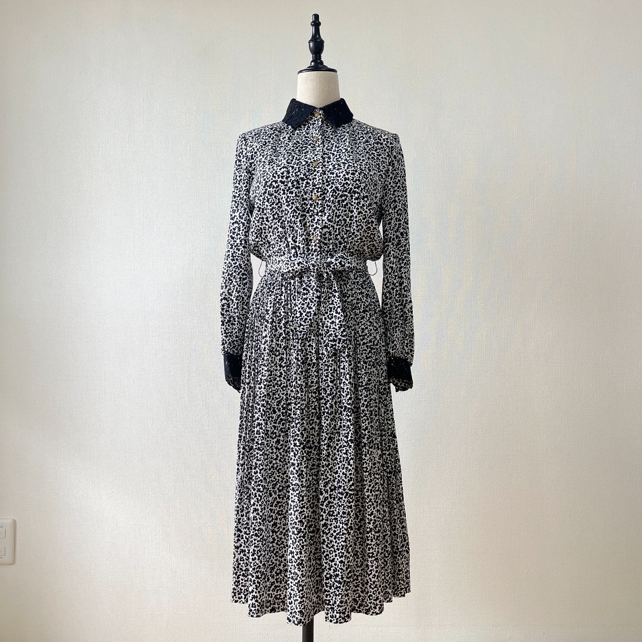 黑白刺繡領子花花連身裙