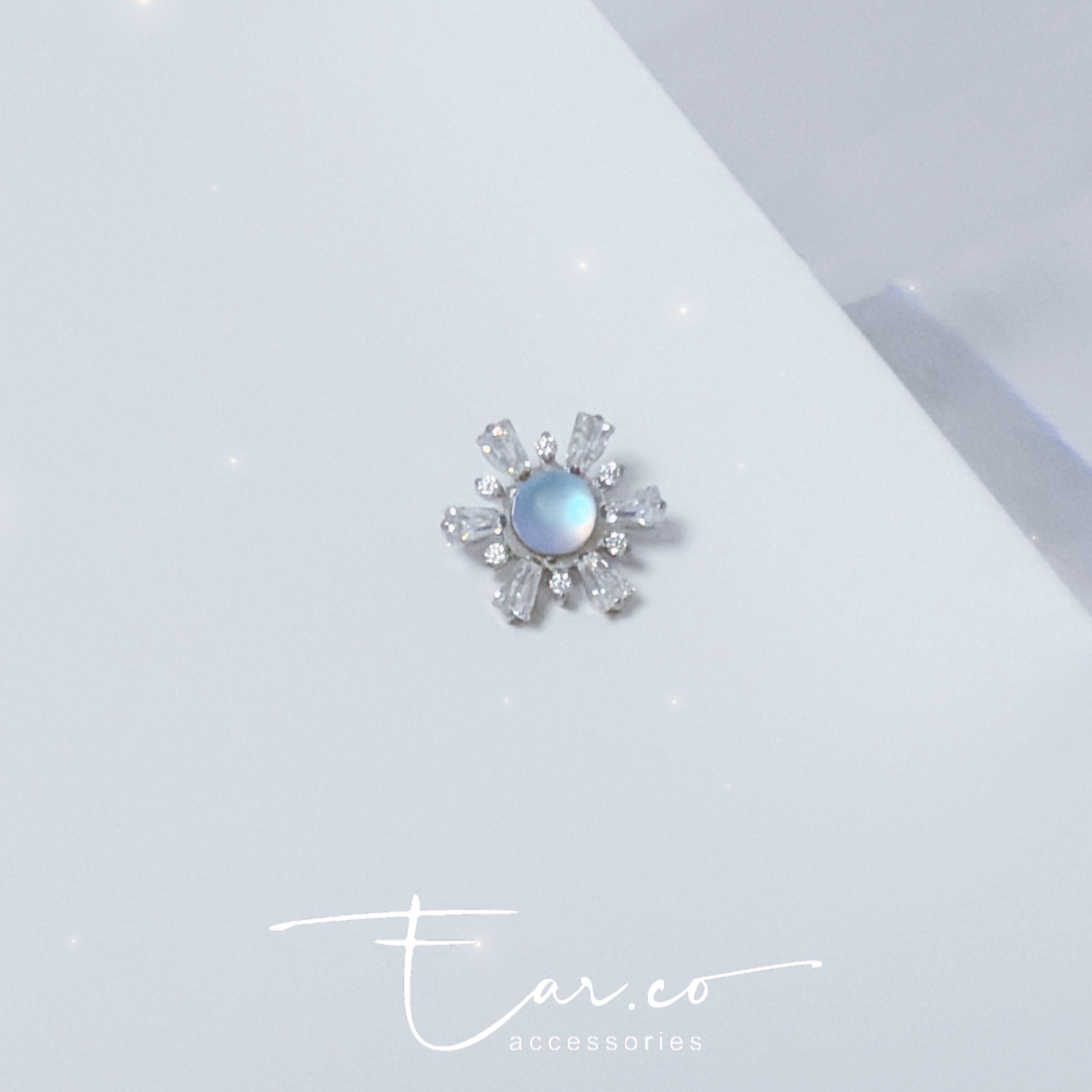 雪花冰月光石平頭耳門/耳珠/耳骨釘 [G23 Titanium]