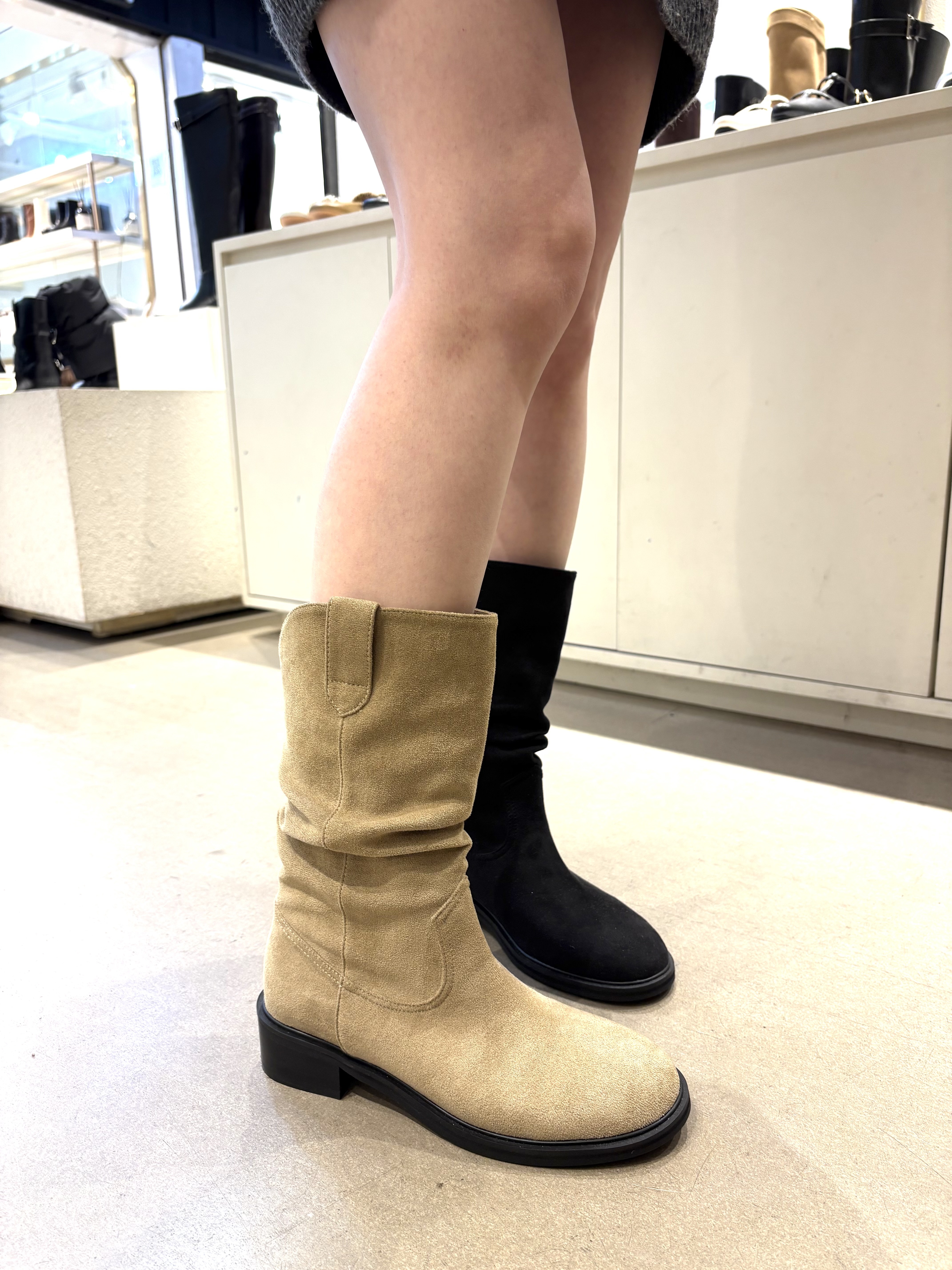 必收修飾麂皮短靴