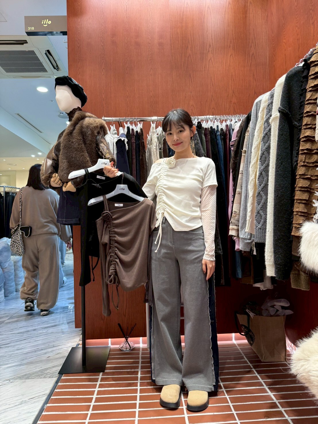 IO5139 露單肩抽繩拼袖上衣