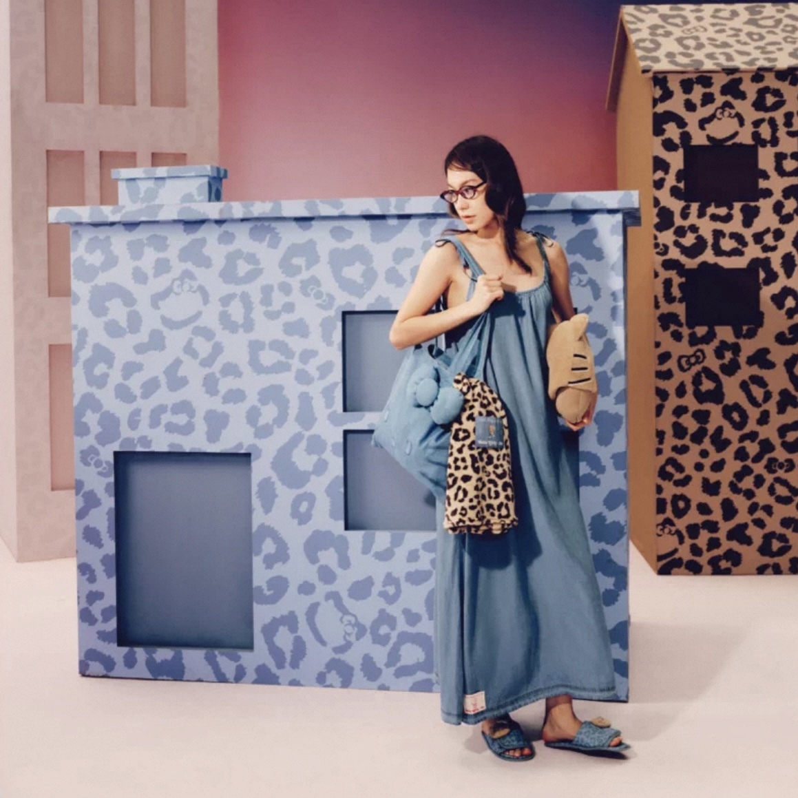 SANRIO HELLO KITTY X TBH 牛仔淺藍 丹寧 天絲材質 刺繡 吊帶裙 A字裙 寬鬆 休閒 睡衣