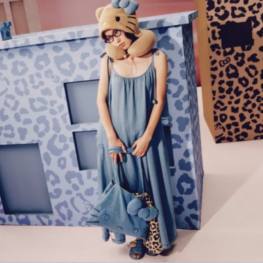 SANRIO HELLO KITTY X TBH 牛仔淺藍 丹寧 天絲材質 刺繡 吊帶裙 A字裙 寬鬆 休閒 睡衣